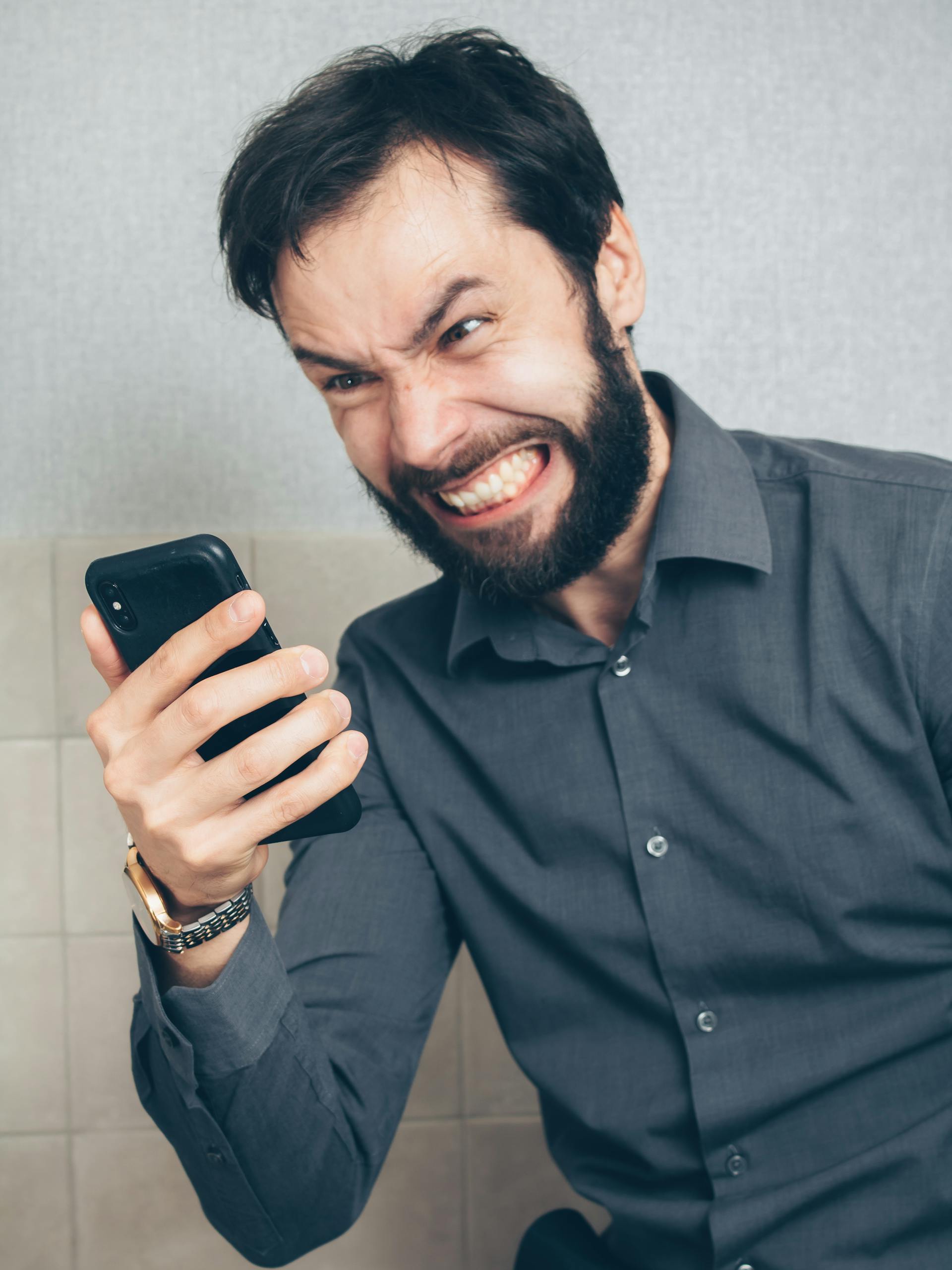 Un hombre enfadado haciendo una llamada telefónica | Fuente: Pexels