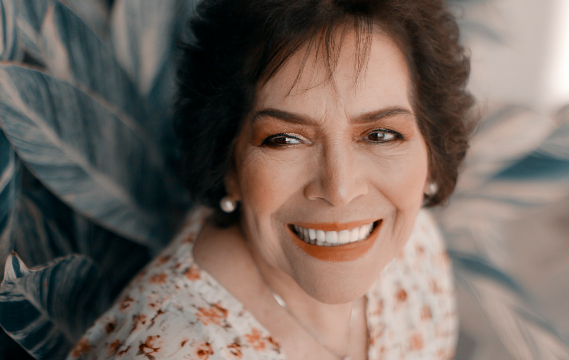 Una mujer sonriendo a alguien | Fuente: Unsplash