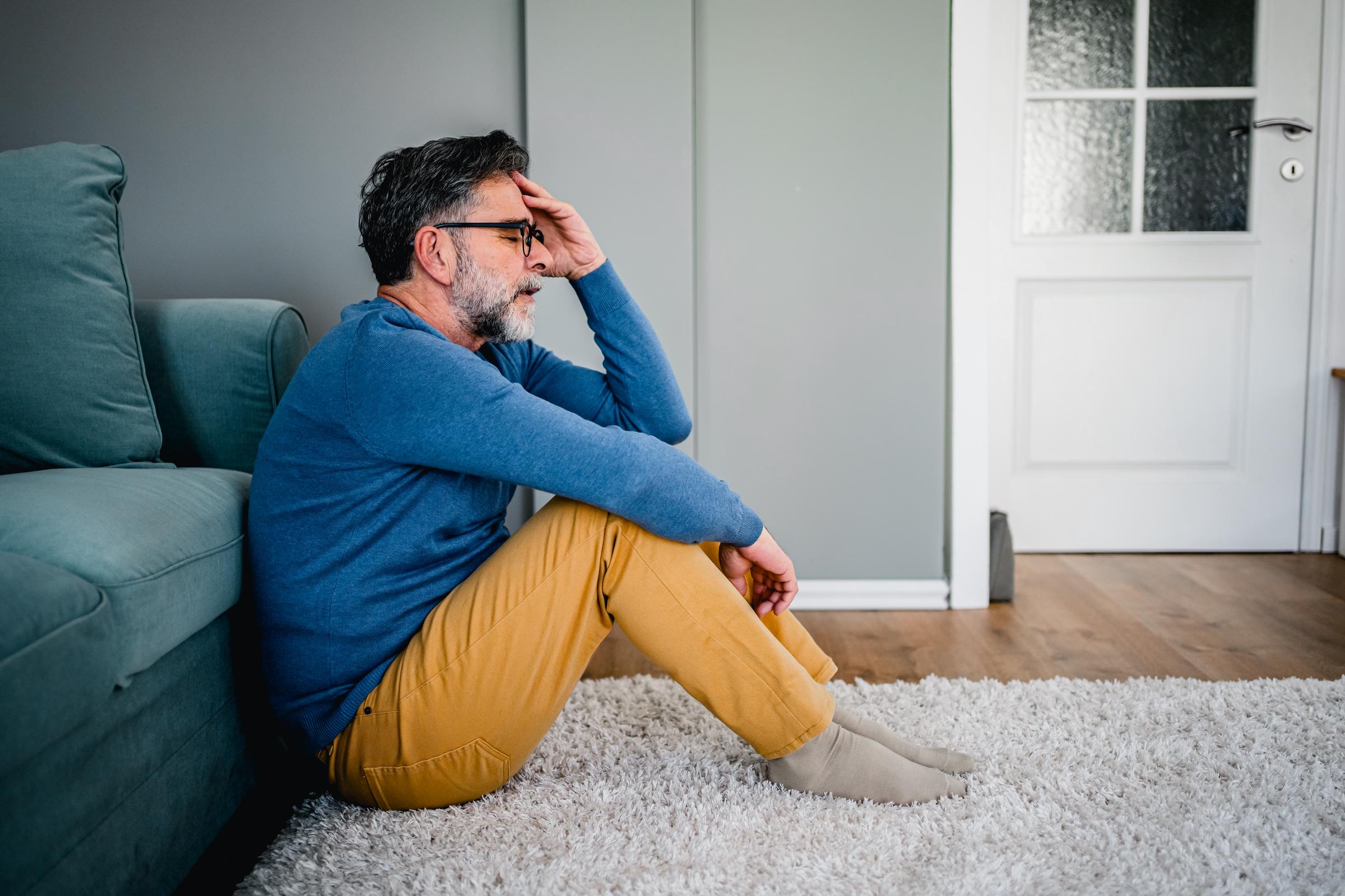 Hombre con dolor de cabeza, sujetándose la cabeza con molestia | Fuente: Getty Images