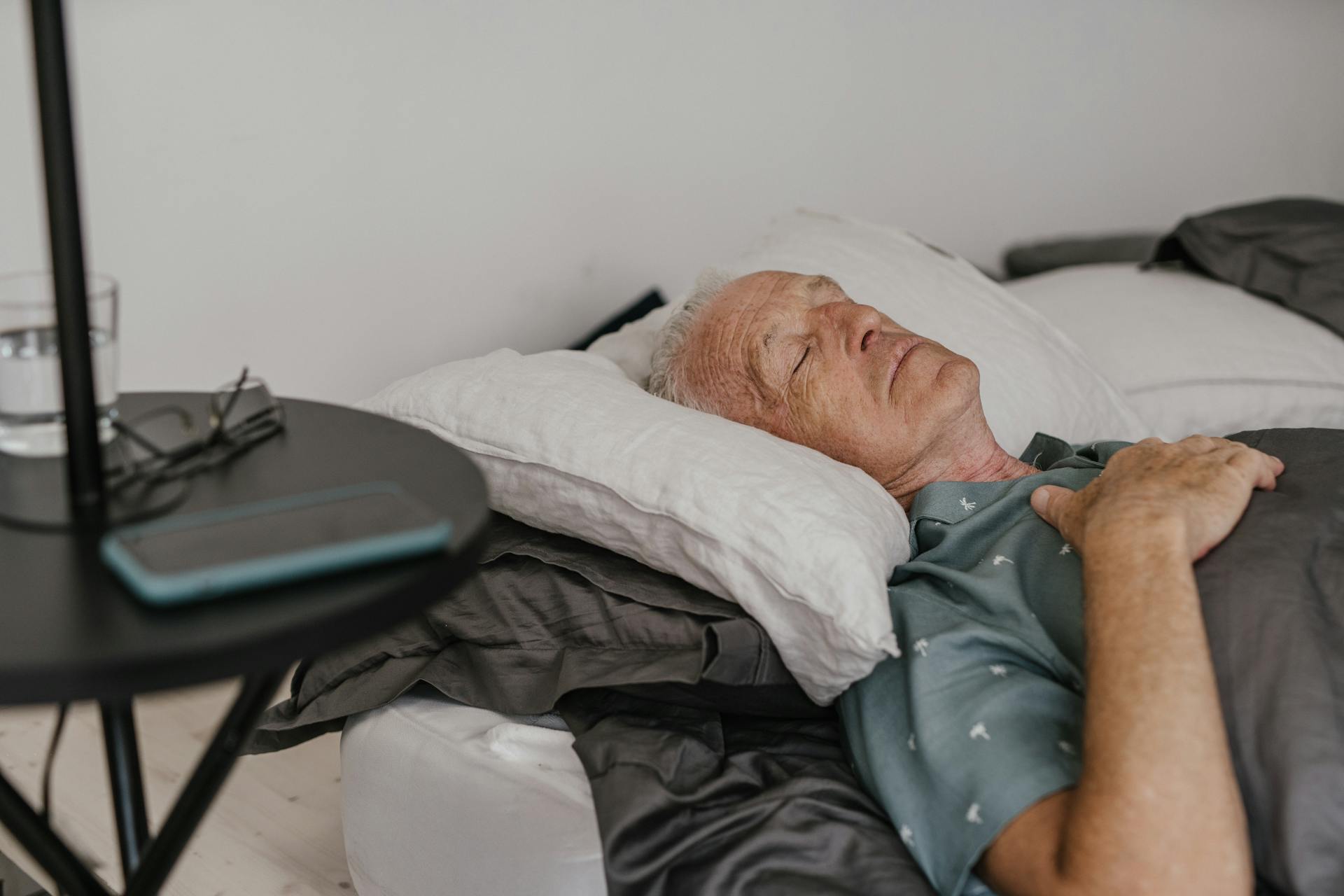Un hombre tumbado en una cama | Fuente: Pexels