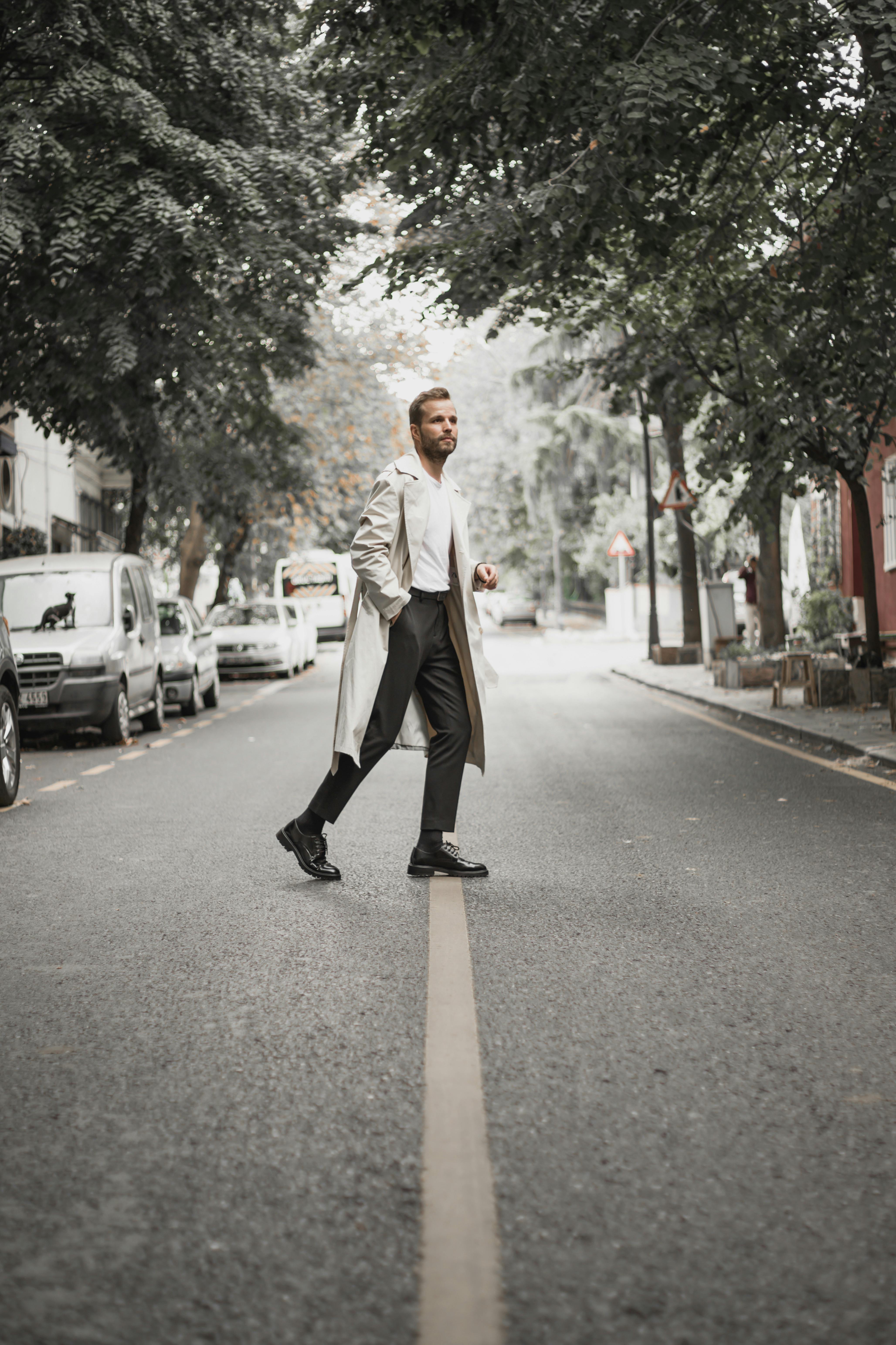 Un hombre caminando por una carretera | Fuente: Pexels
