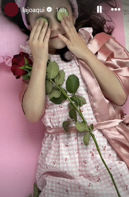 Eva, la hija pequeña de La Joaqui, recostada con dos rodajas de pepino en sus ojos durante su cumpleaños | Fuente: Instagram Stories/lajoaqui