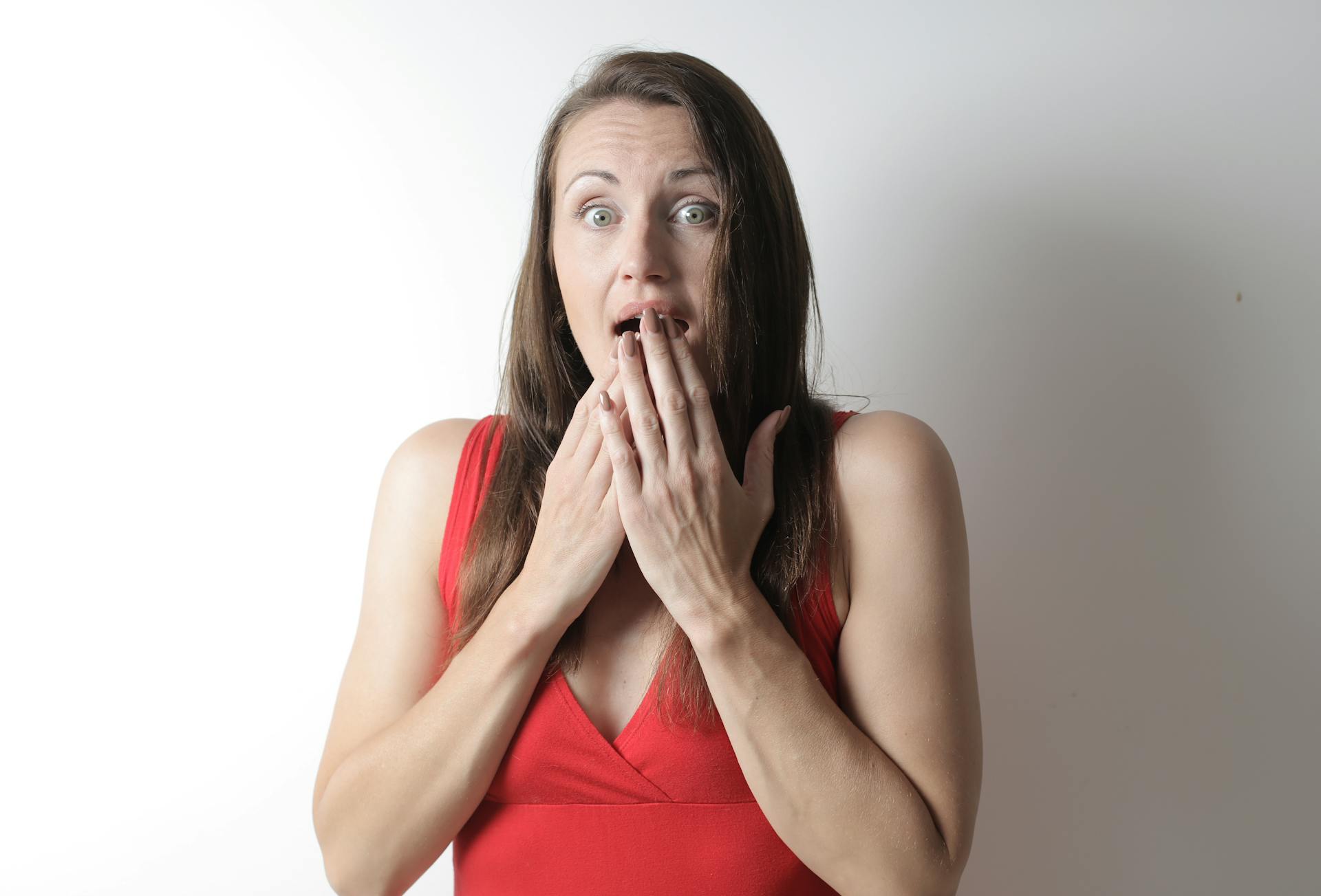 Una mujer mirando algo sorprendida | Fuente: Pexels
