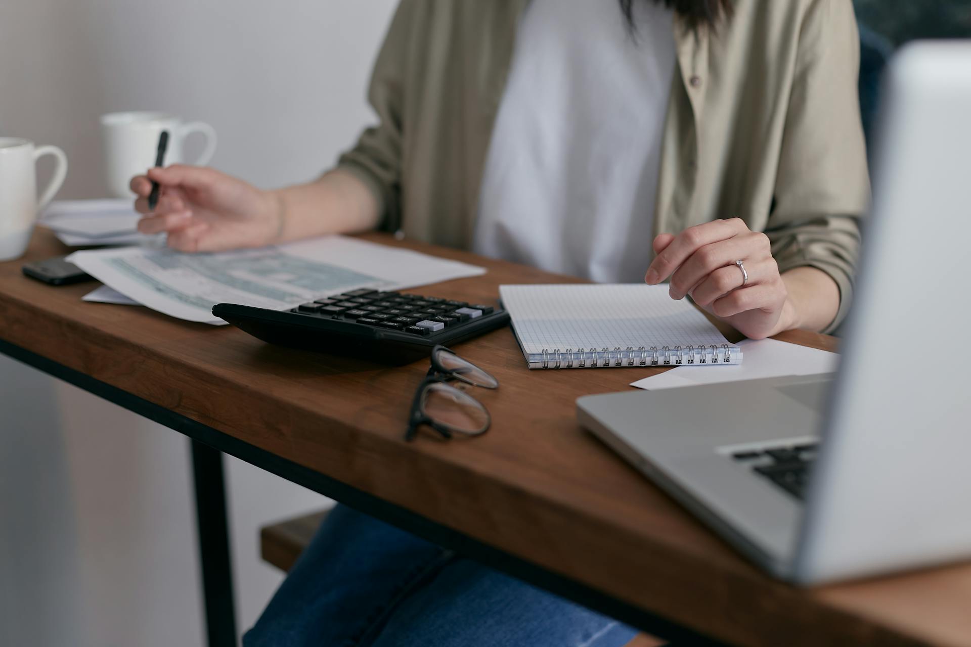 Una mujer revisando papeles | Fuente: Pexels