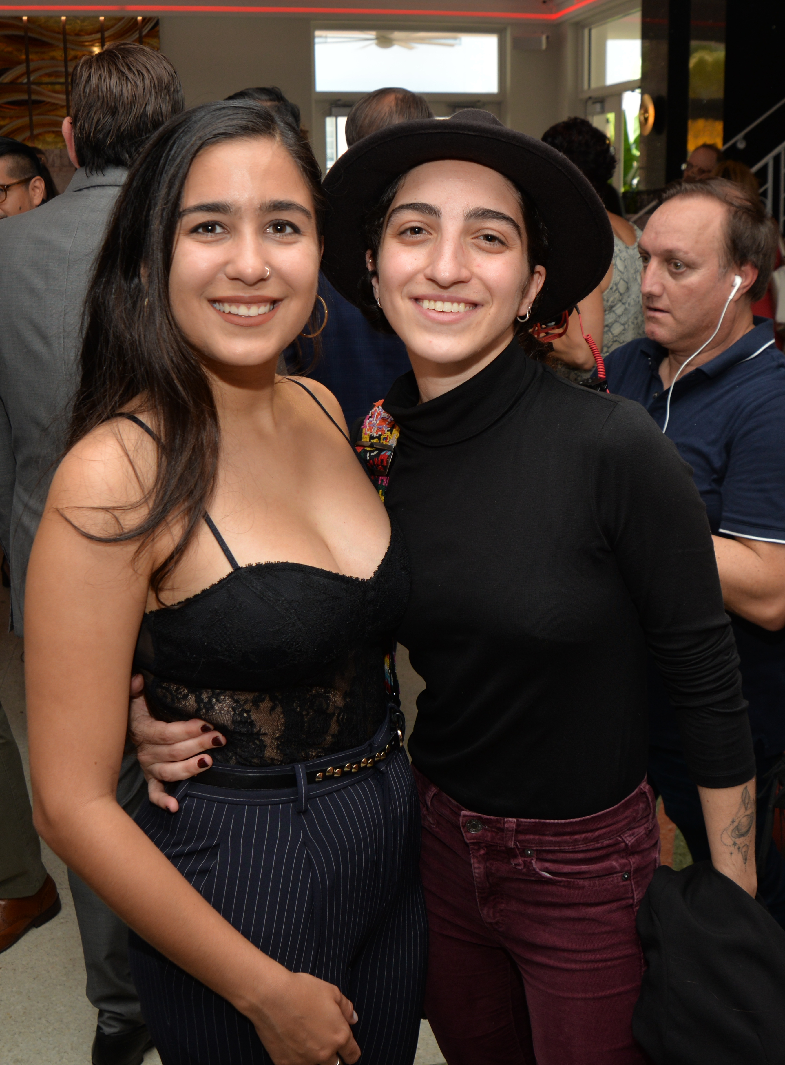 Emily Estefan y Gemeny Hernández en la gran reapertura de Cardozo South Beach en Ocean Drive el 12 de junio de 2019 en Miami Beach, Florida. | Fuente: Getty Images