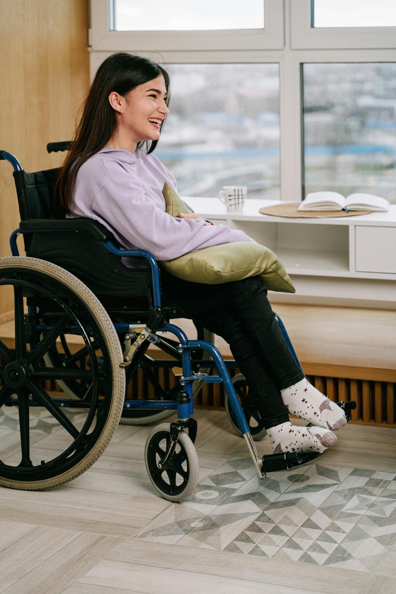 Una mujer encantada sentada en una silla de ruedas | Fuente: Pexels