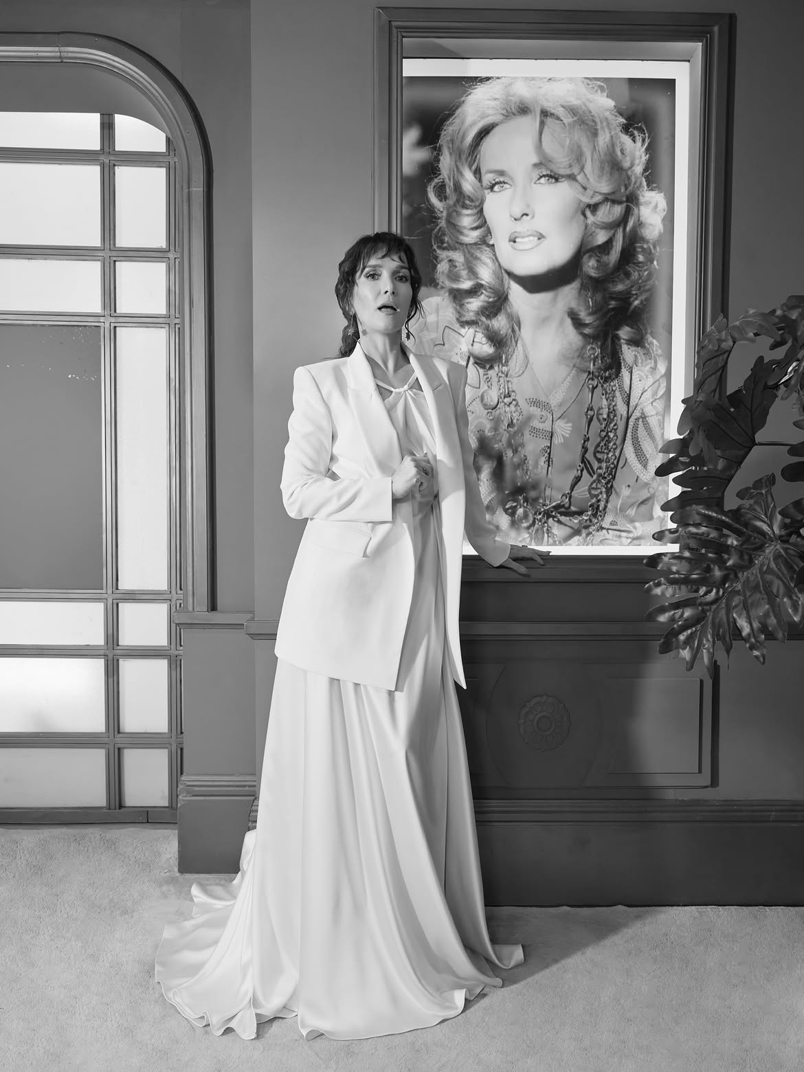Natalia Oreiro posando junto a un retrato de Mirtha Legrand durante su visita al estudio del programa "La Noche de Mirtha" | Fuente: Instagram/nataliaoreirosoy