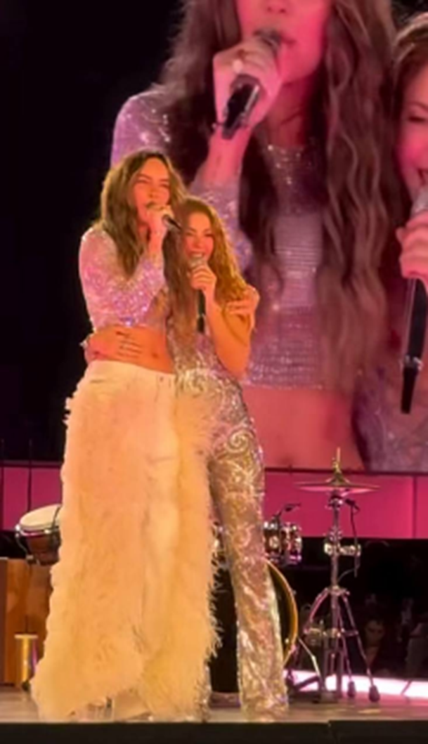 Shakira invitó a su concierto en México a Belinda. Shakira cantó junto a Belinda "Día de enero". Shakira hizo un dueto con Belinda durante concierto en México. | Fuente: Instagram/Grazia México y Latinoamérica.