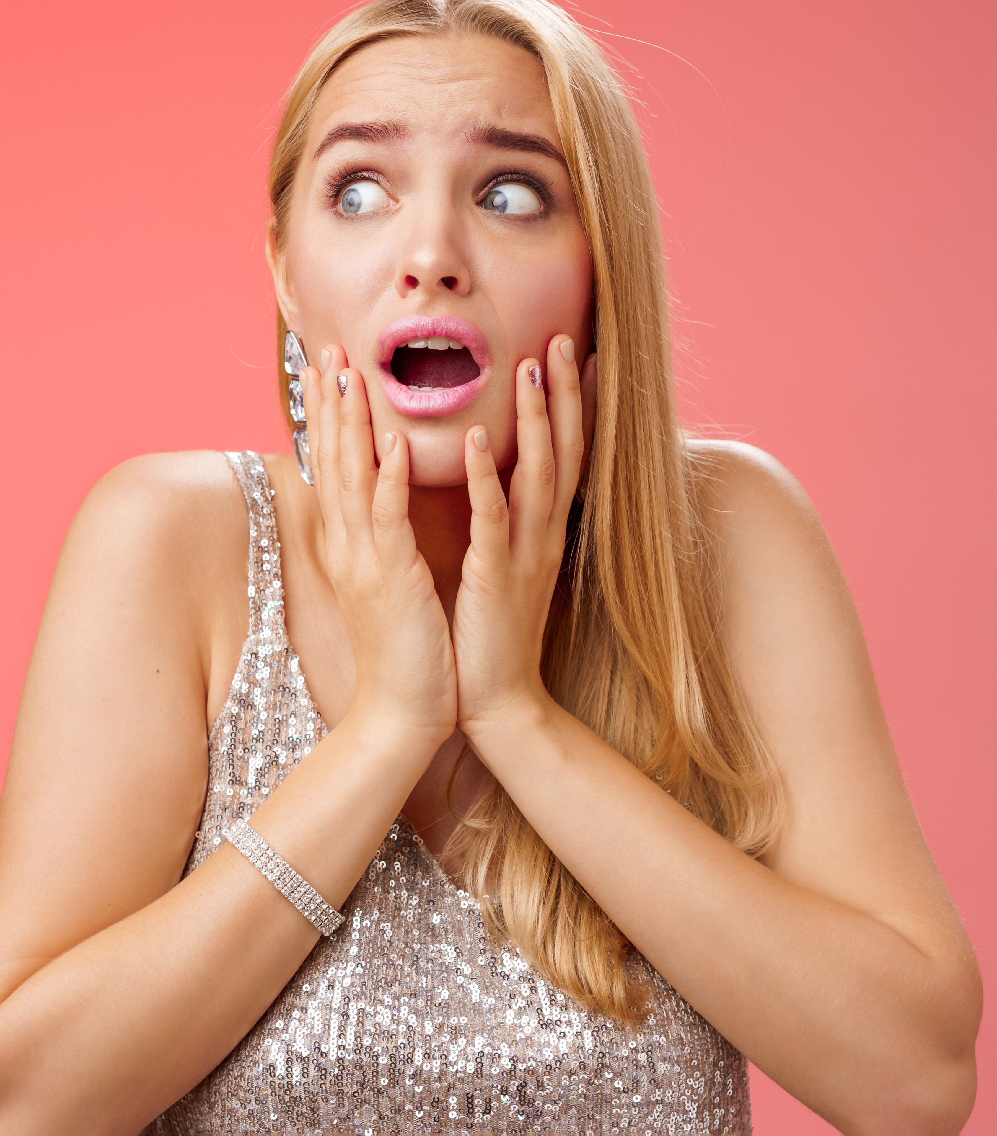 Una mujer asustada | Fuente: Freepik