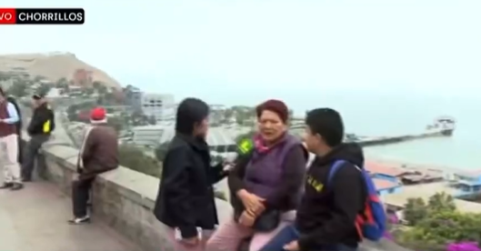 La abuela junto a su nieto comentando mientras es entrevistada sobre la alerta de tsunami | Fuente: x/@AlertaMundoNews