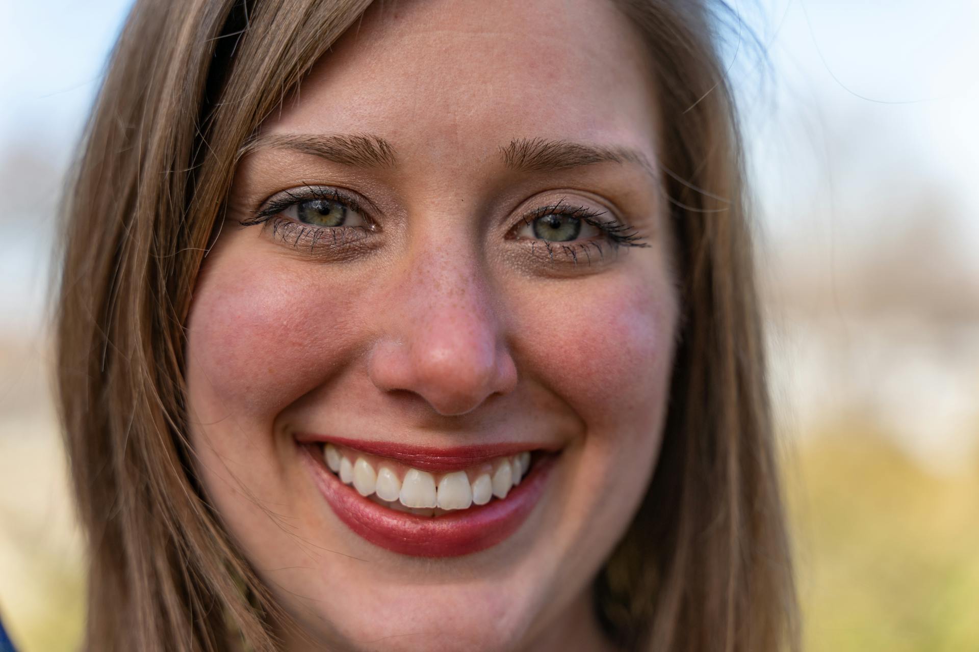 Una mujer sonriente | Fuente: Pexels