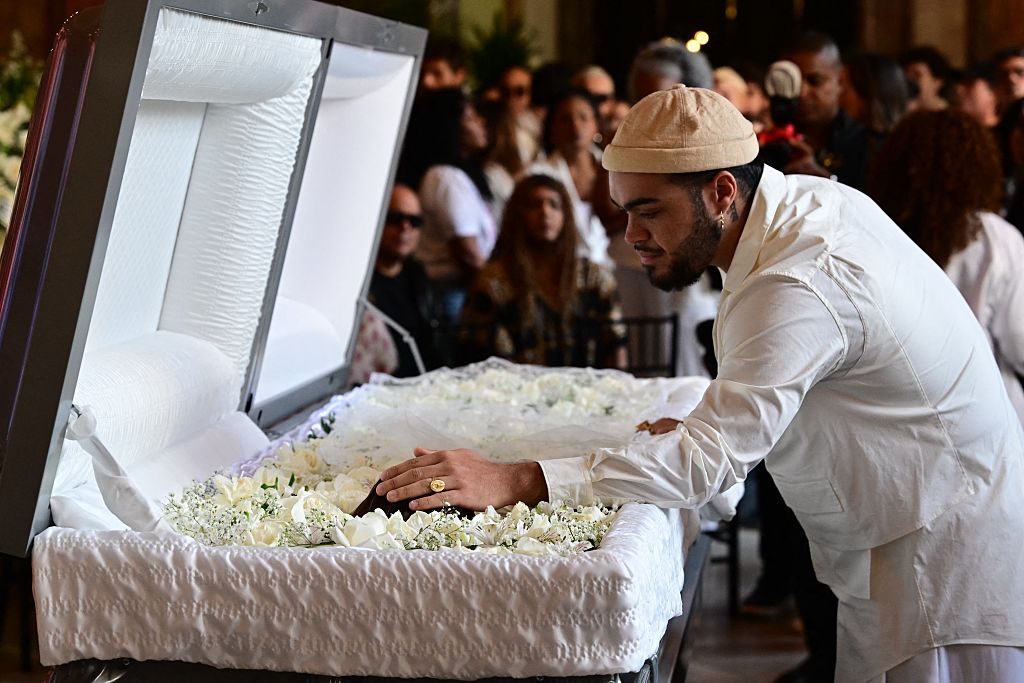 Francisco Müller asiste al funeral de su madre, la cantante y actriz brasileña Preta Gil, en el Theatro Municipal de Río de Janeiro, Brasil, el 25 de julio de 2025. | Foto: Getty Images