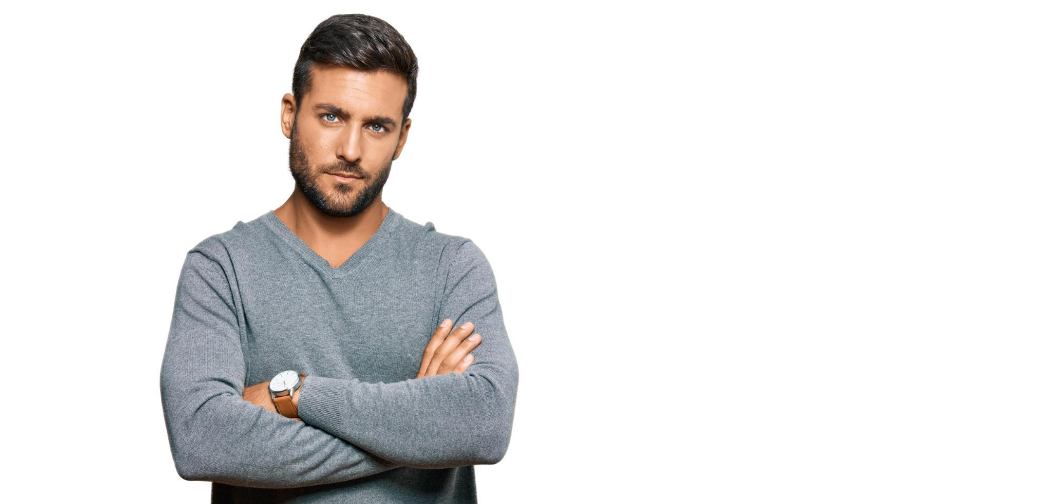 Un hombre seguro de sí mismo con los brazos cruzados | Fuente: Freepik