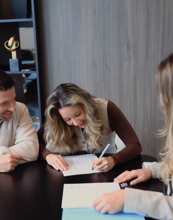 Daniela Álvarez firma la compra de su nuevo automóvil | Fuente: Instagram/danielaalvareztv