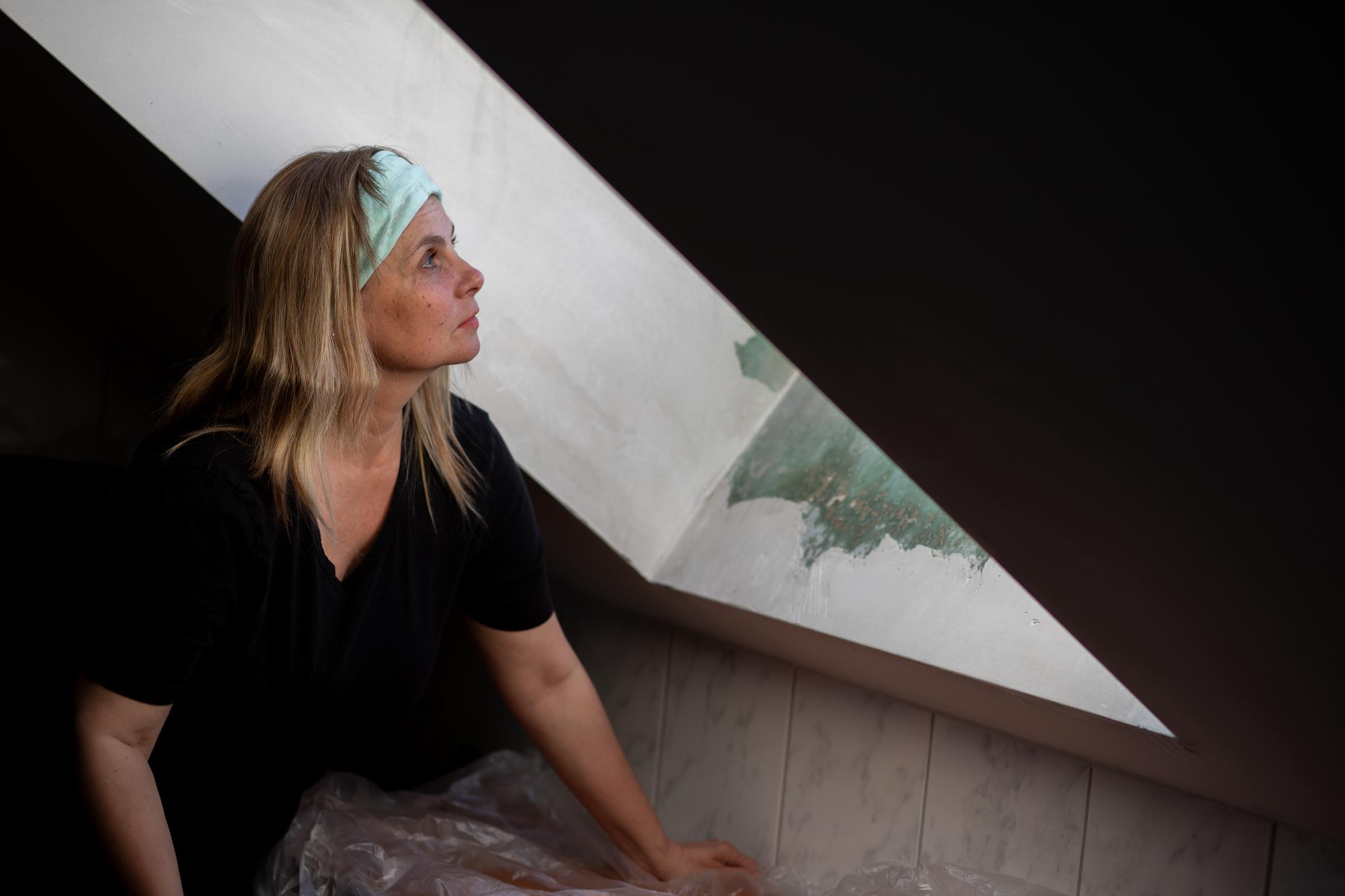 Mujer mirando una ventana | Fuente: Shutterstock