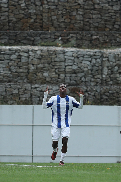 El delantero del FC Porto, Junior Joao Maleck Robles, de Portugal, celebra tras anotar el segundo gol del Porto durante el partido entre el FC Porto y el RB Leipzig por la UEFA Youth Champions League en el Centro de Treino do Olival, el 1 de noviembre de 2017 en Porto, Portugal | Fuente: Getty Images