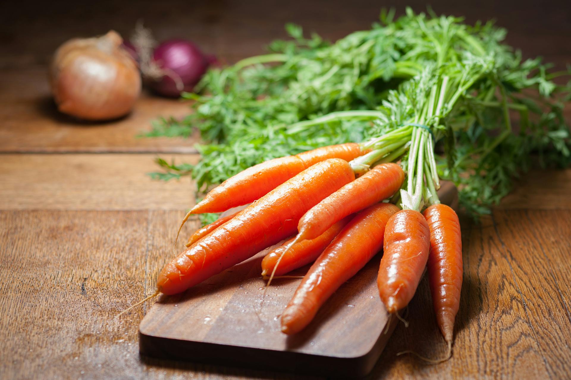 Zanahorias sobre una tabla de cortar | Fuente: Pexels