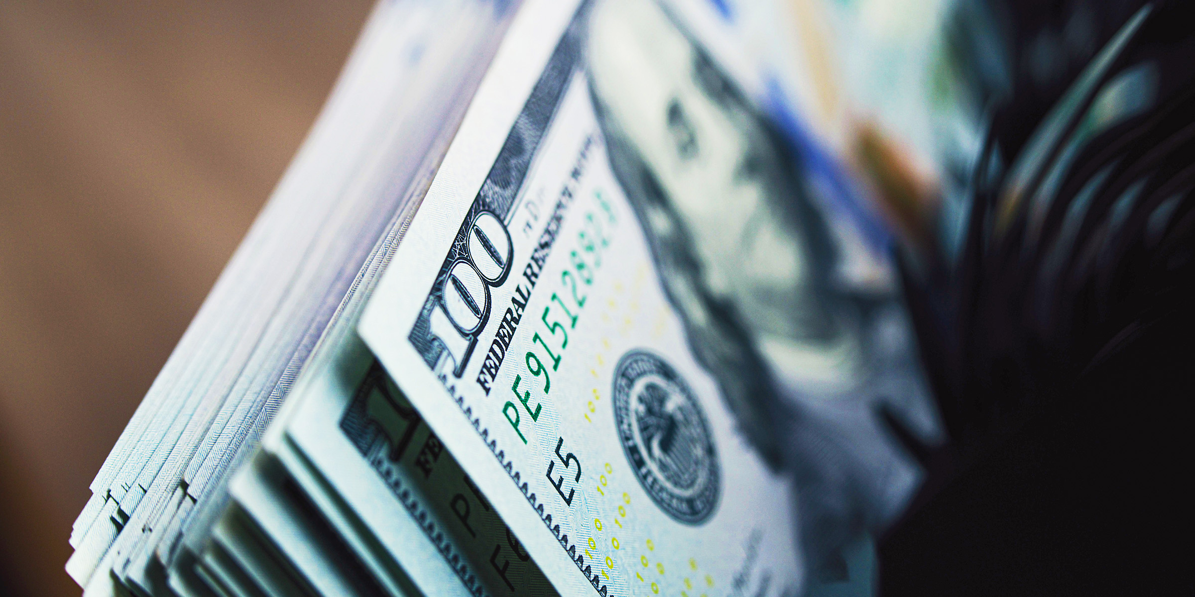 Pila de billetes de $100 | Fuente: Shutterstock