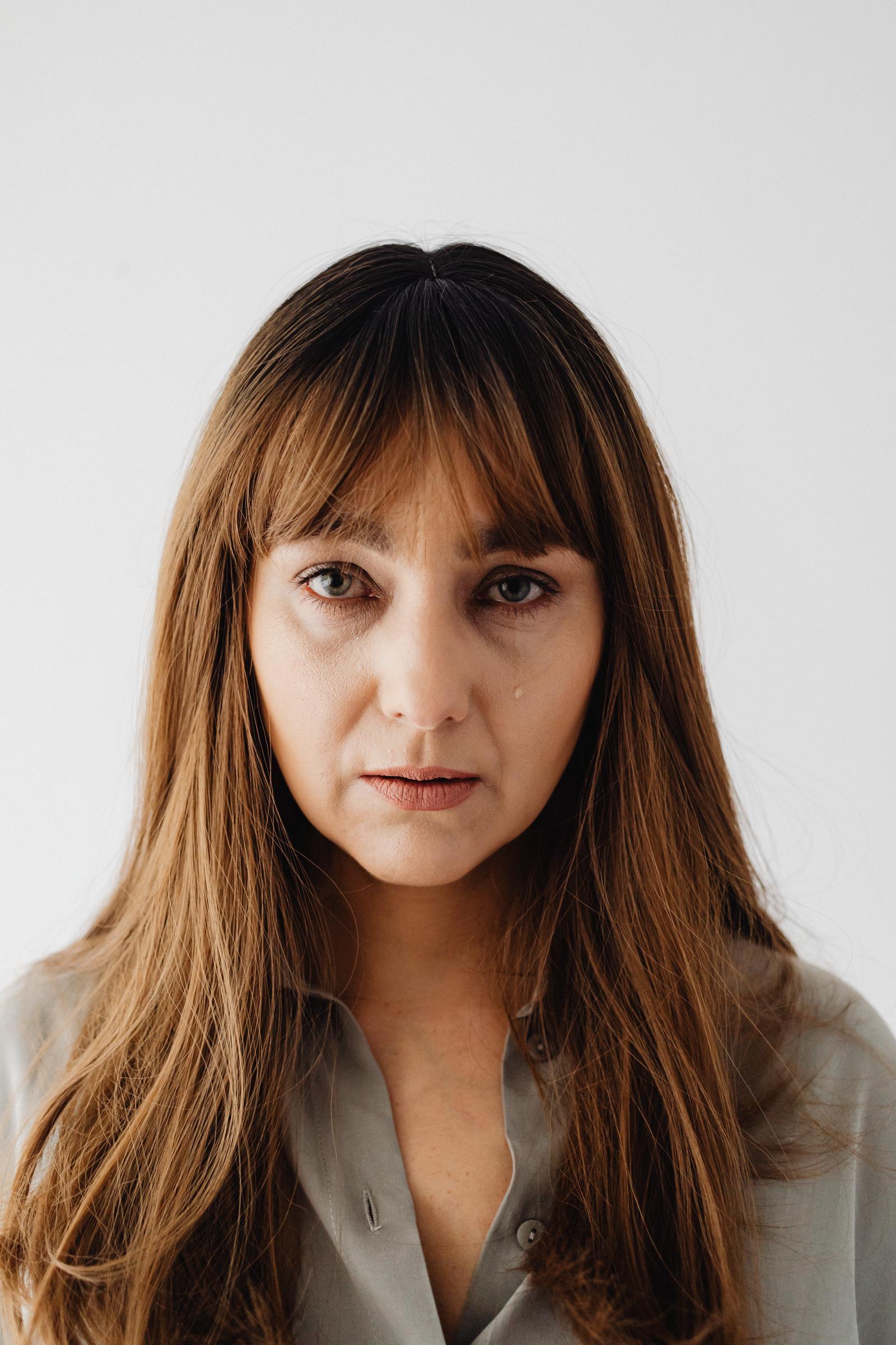 Una mujer con aspecto serio y emocionalmente abrumada | Fuente: Pexels
