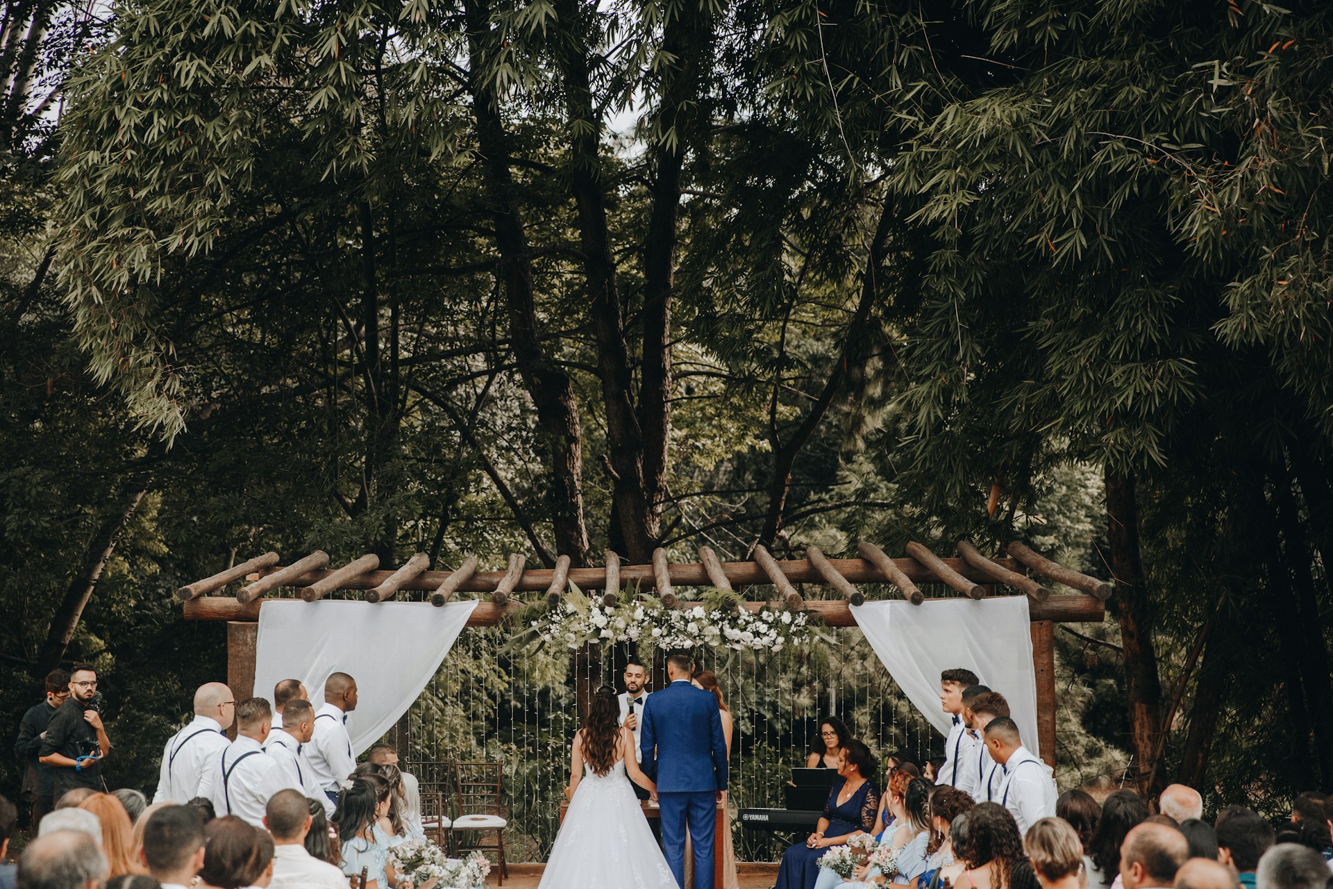 Una pintoresca ceremonia de boda al aire libre | Fuente: Unsplash
