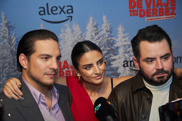 Vadhir Derbez, Aislinn Derbez y José Eduardo Derbez hablan en la alfombra roja durante el estreno de la serie de televisión "De Viaje Con Los Derbez" en la Col. Roma el 4 de diciembre de 2023 en la Ciudad de México, México | Fuente: Getty Images