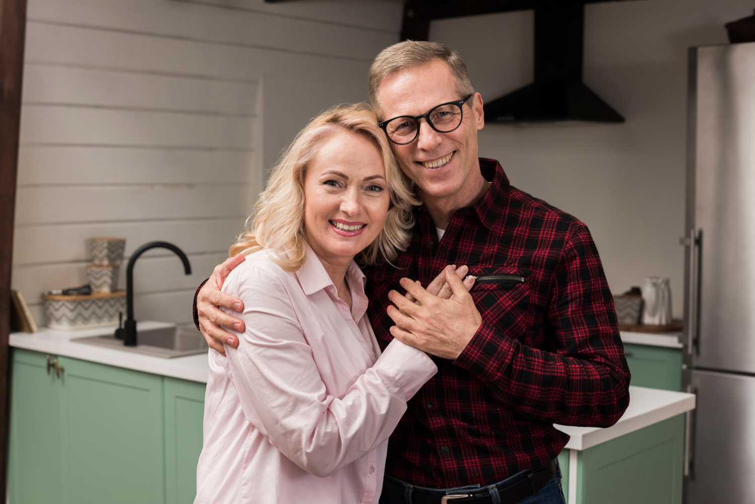 Una encantadora pareja de mediana edad abrazándose | Fuente: Freepik
