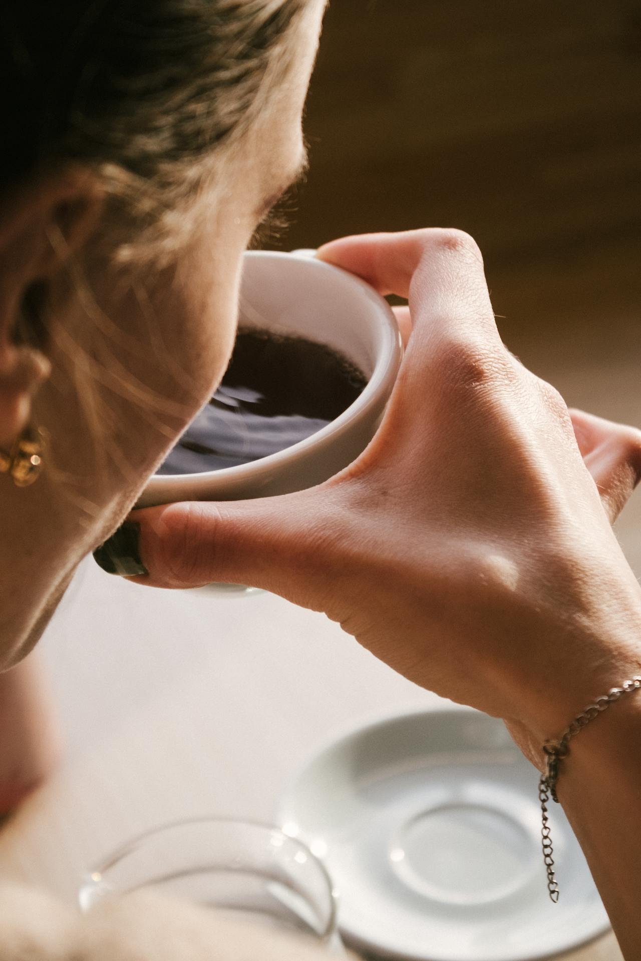Una mujer bebiendo una bebida | Fuente: Pexels