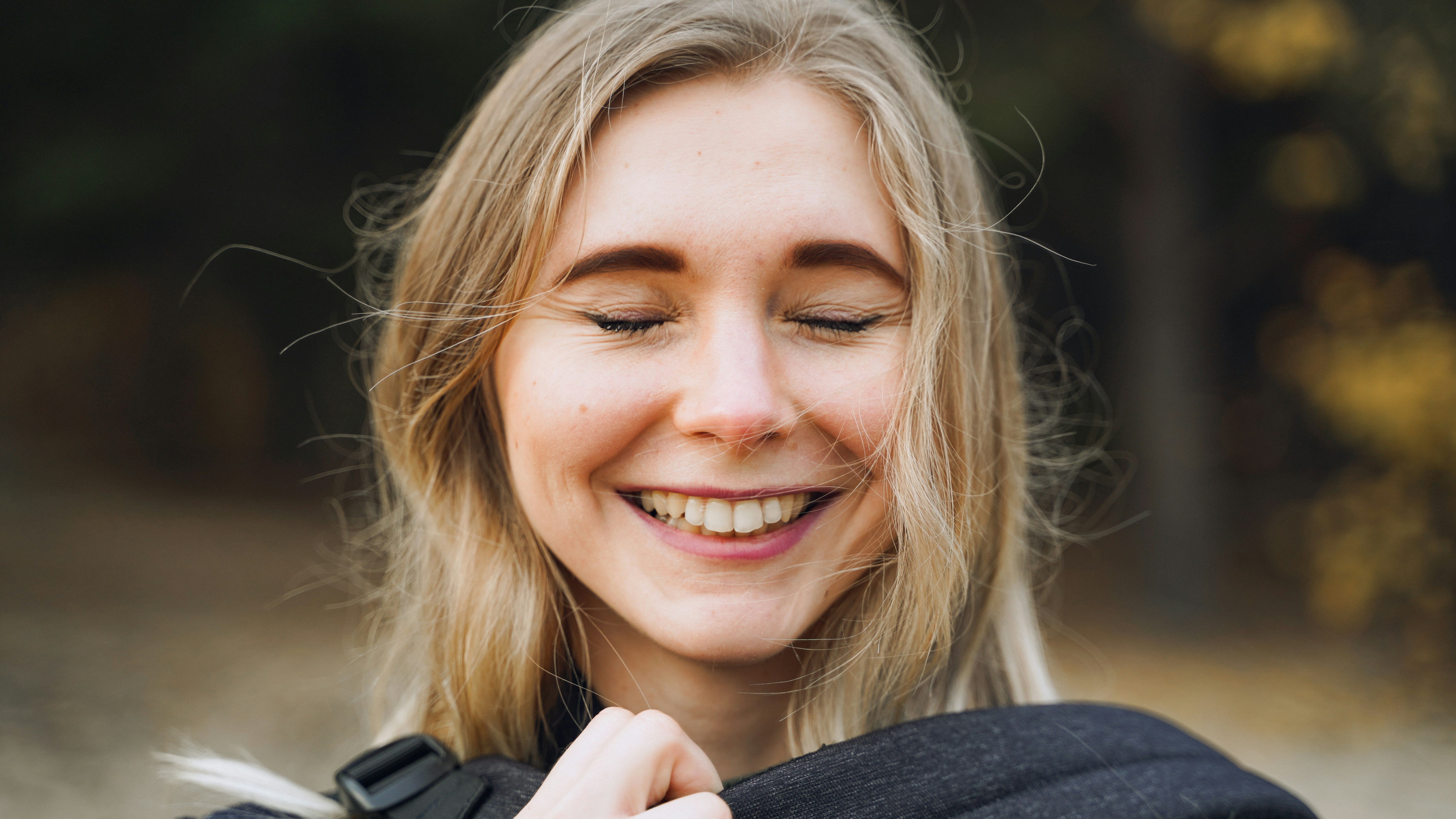 Primer plano de una mujer sonriente | Fuente: Unsplash