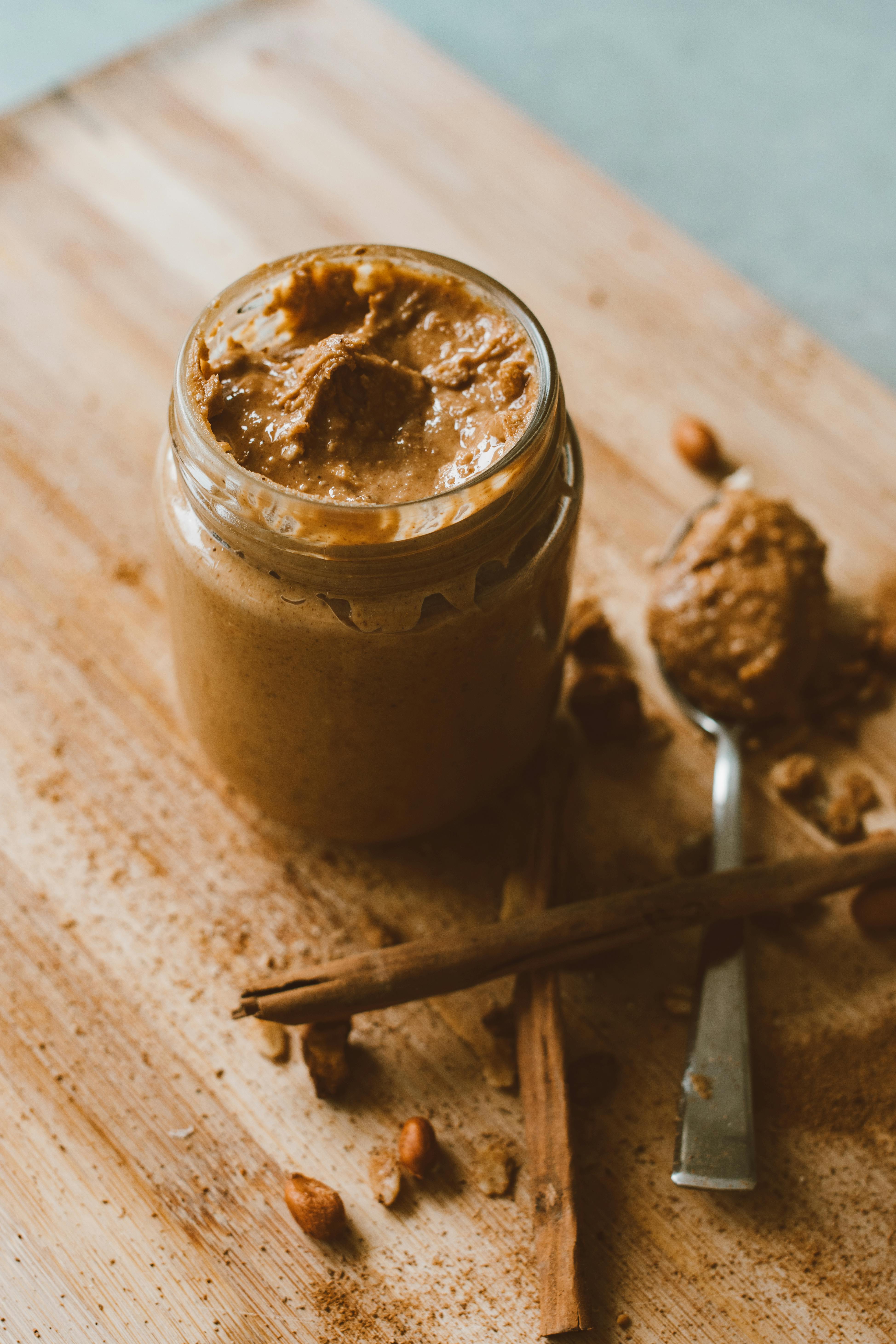 Un tarro de mantequilla de canela y almendras | Fuente: Pexels
