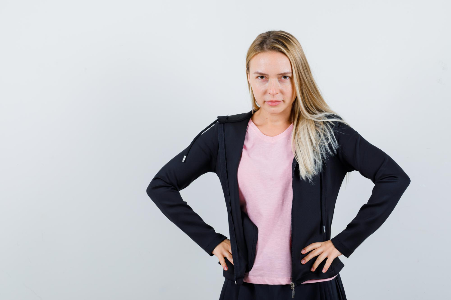 Una mujer con las manos en la cadera | Fuente: Freepik
