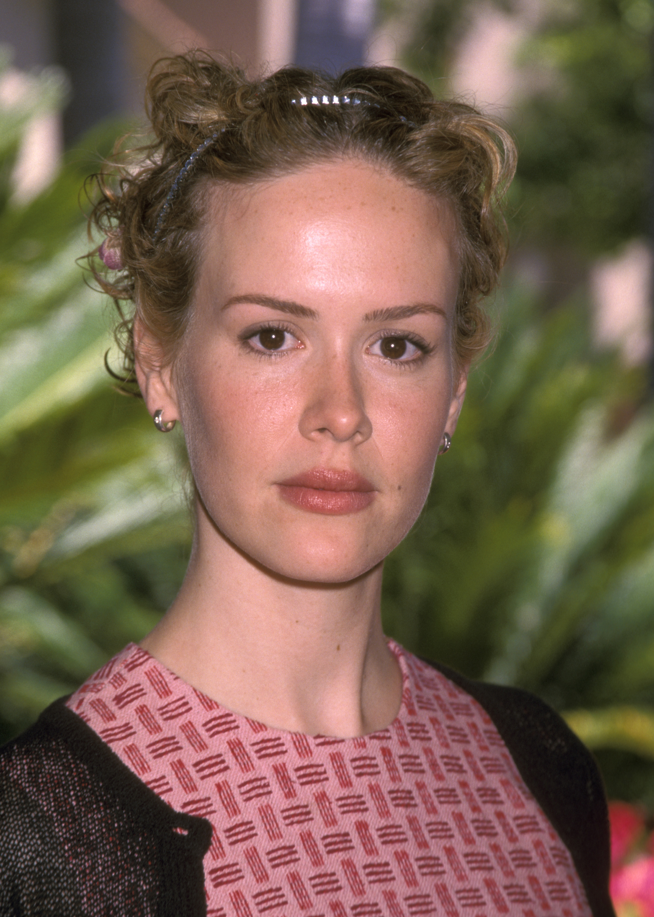 Sarah Paulson asiste a la gira de prensa de verano de 1999 de la WB en el hotel Ritz-Carlton de Pasadena, California. A los 24 años, Paulson estaba comprometida con el actor y dramaturgo Tracy Letts, pero la relación no duró. | Fuente: Getty Images