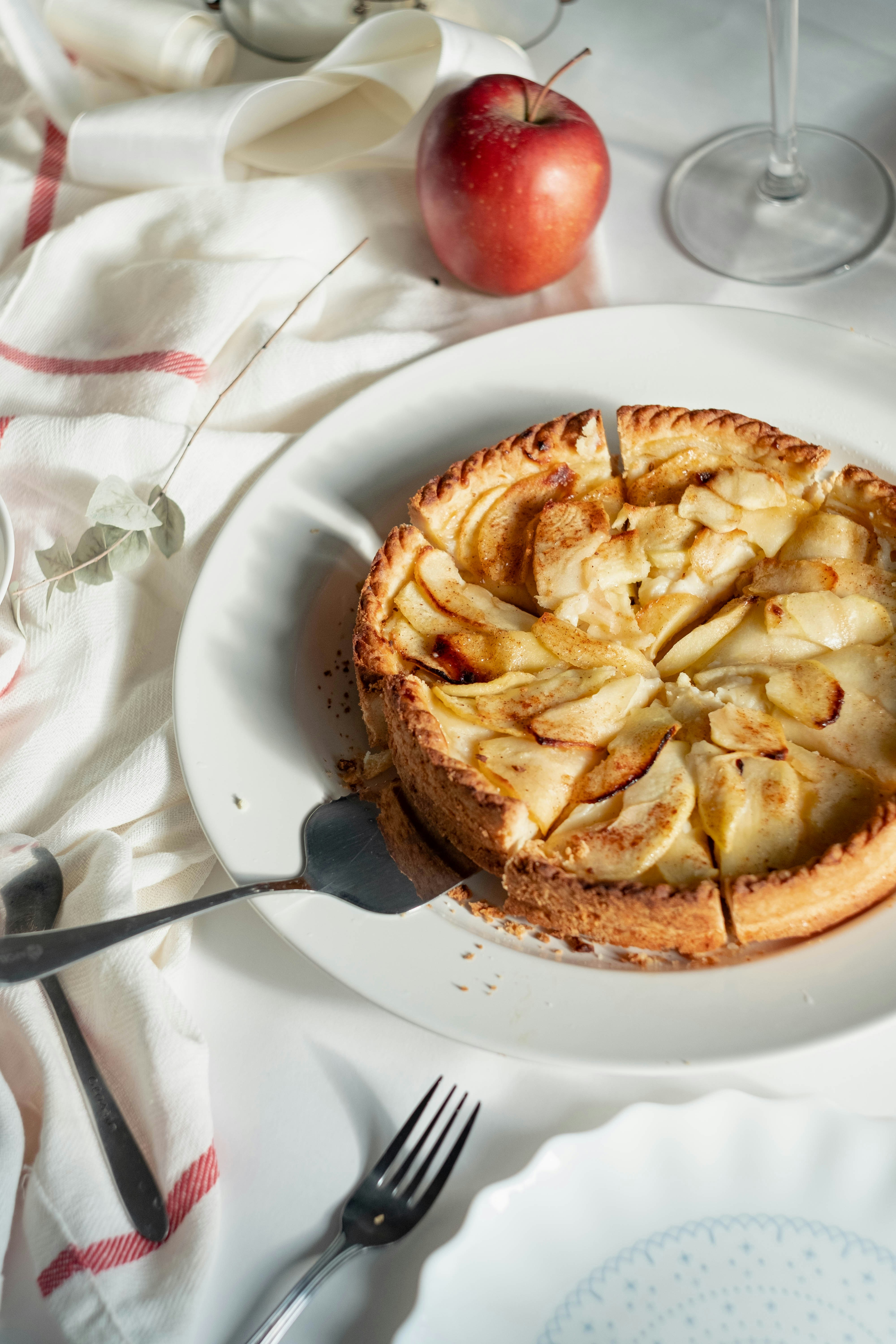 Una tarta de manzana en un plato | Fuente: Unsplash