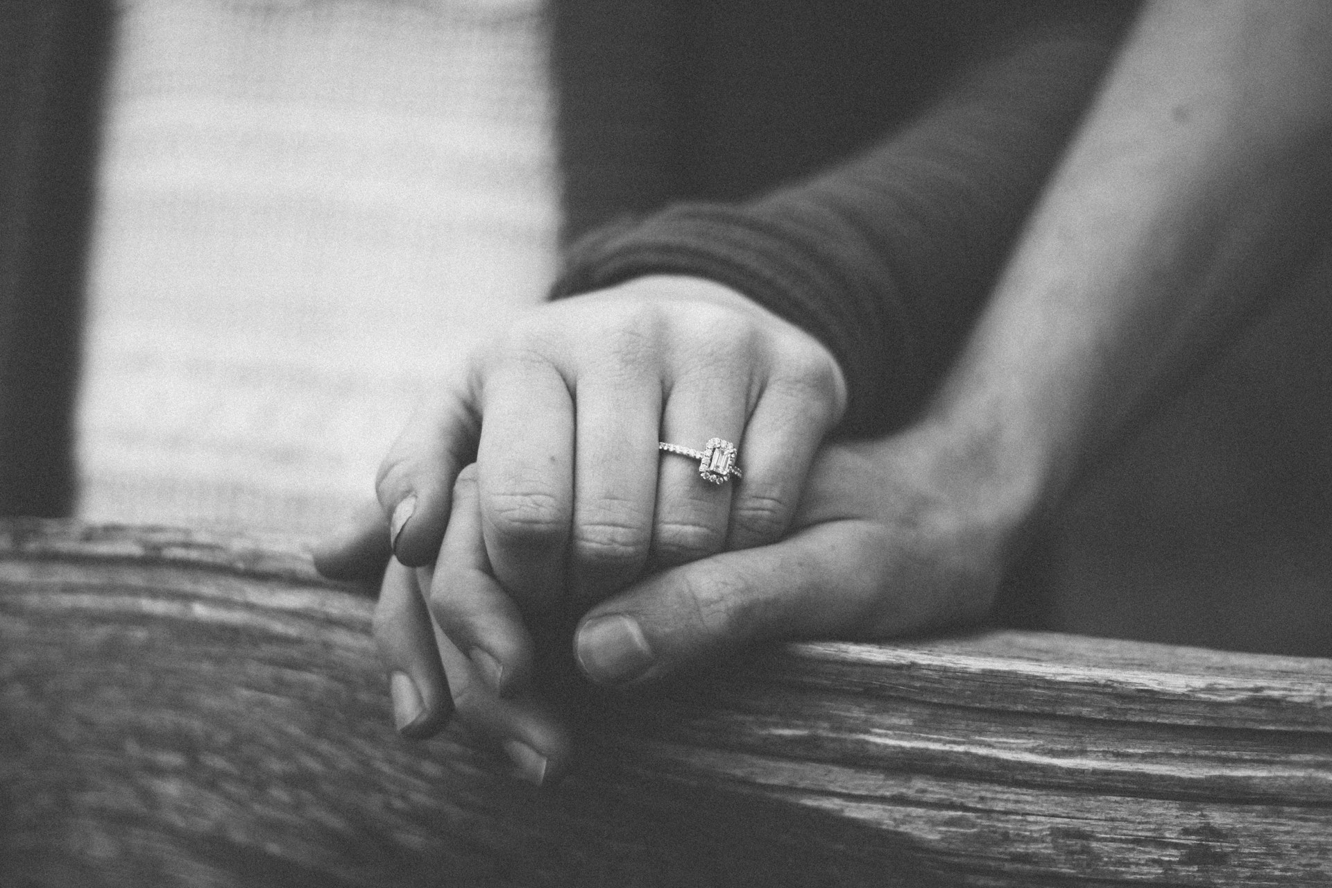 Una mujer cogida de la mano de un hombre | Fuente: Unsplash