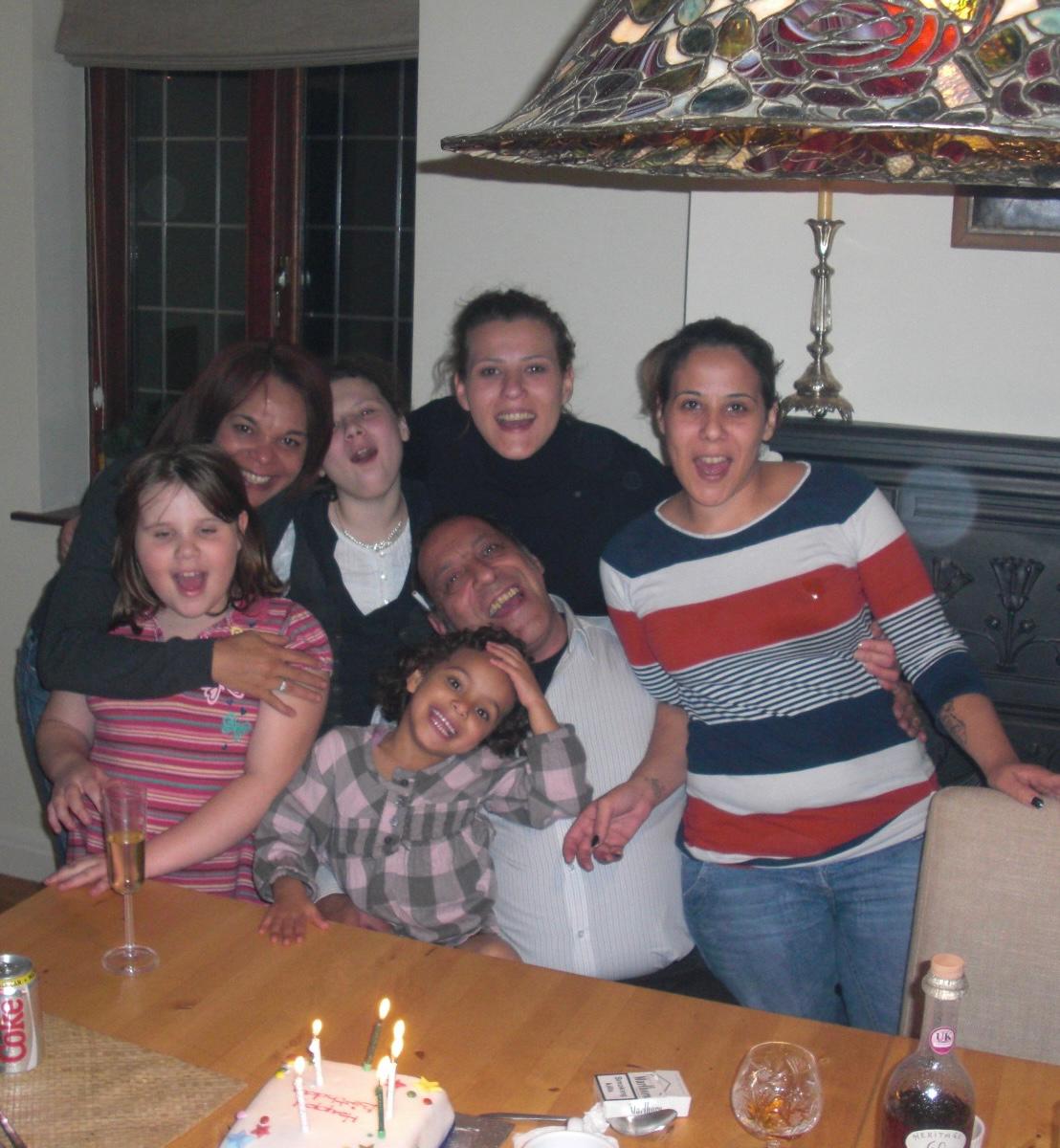 Lily King y sus seres queridos | Fuente: Justgiving