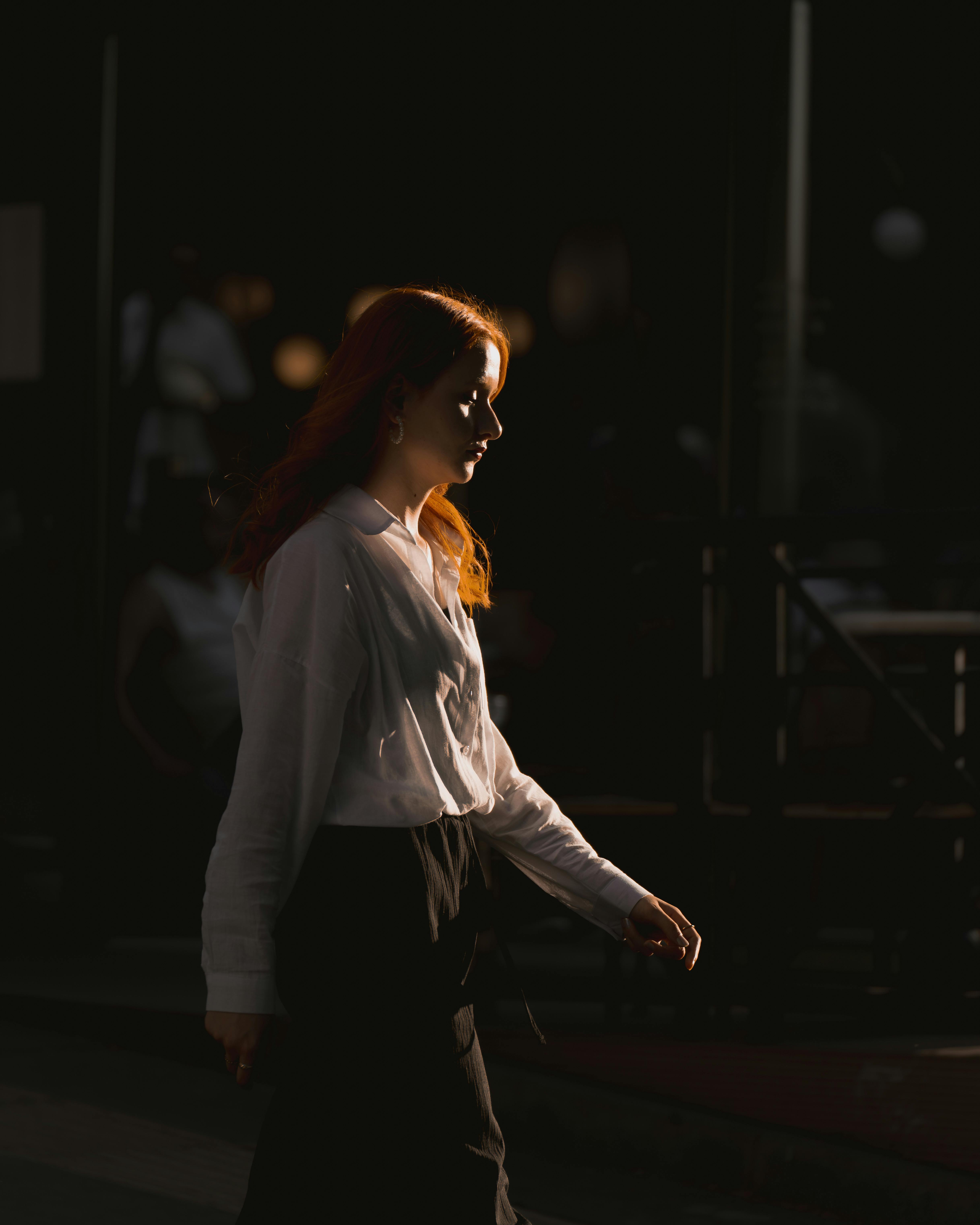 Una joven caminando por una calle | Fuente: Pexels