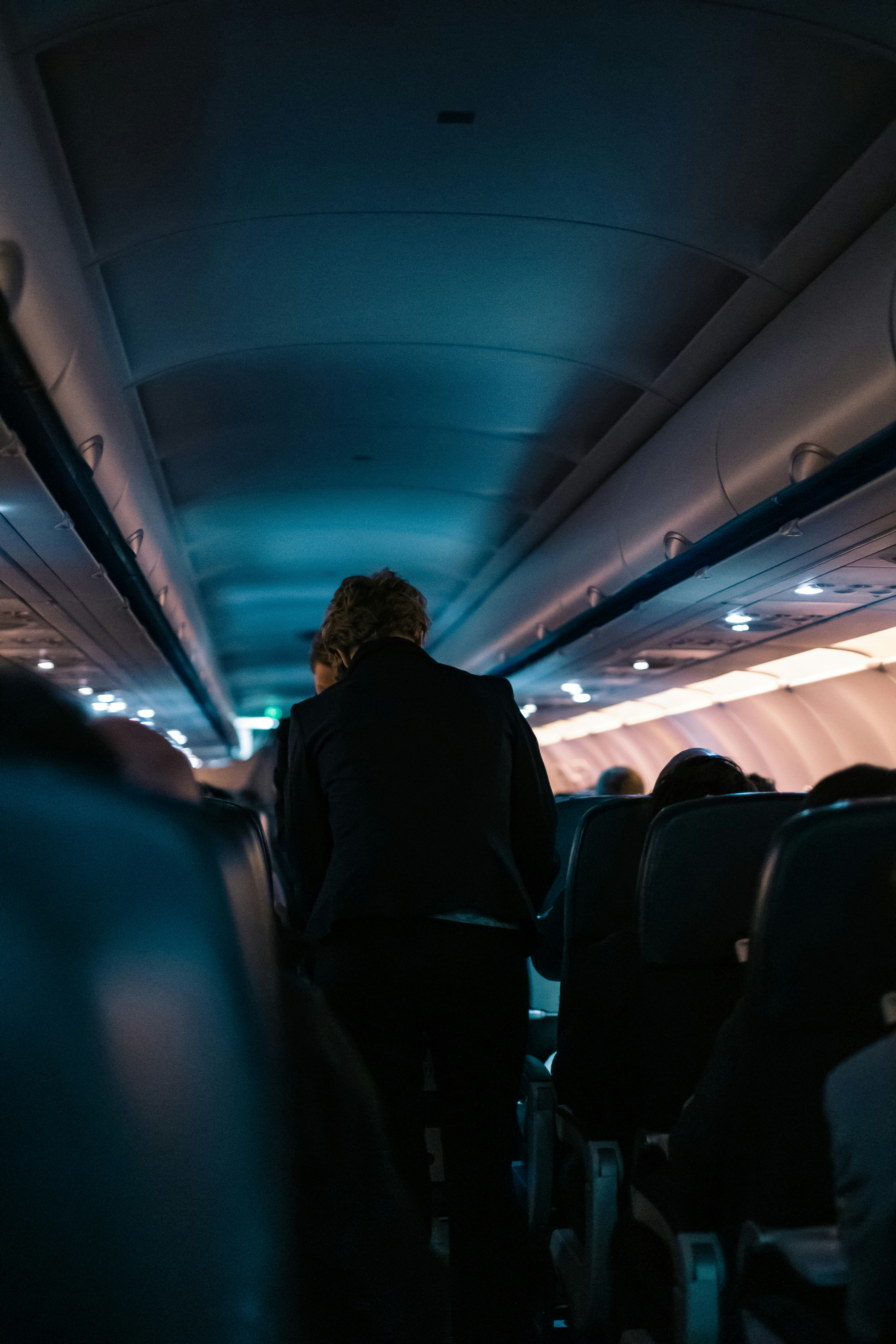 Hombre dentro de un avión | Fuente: Unsplash
