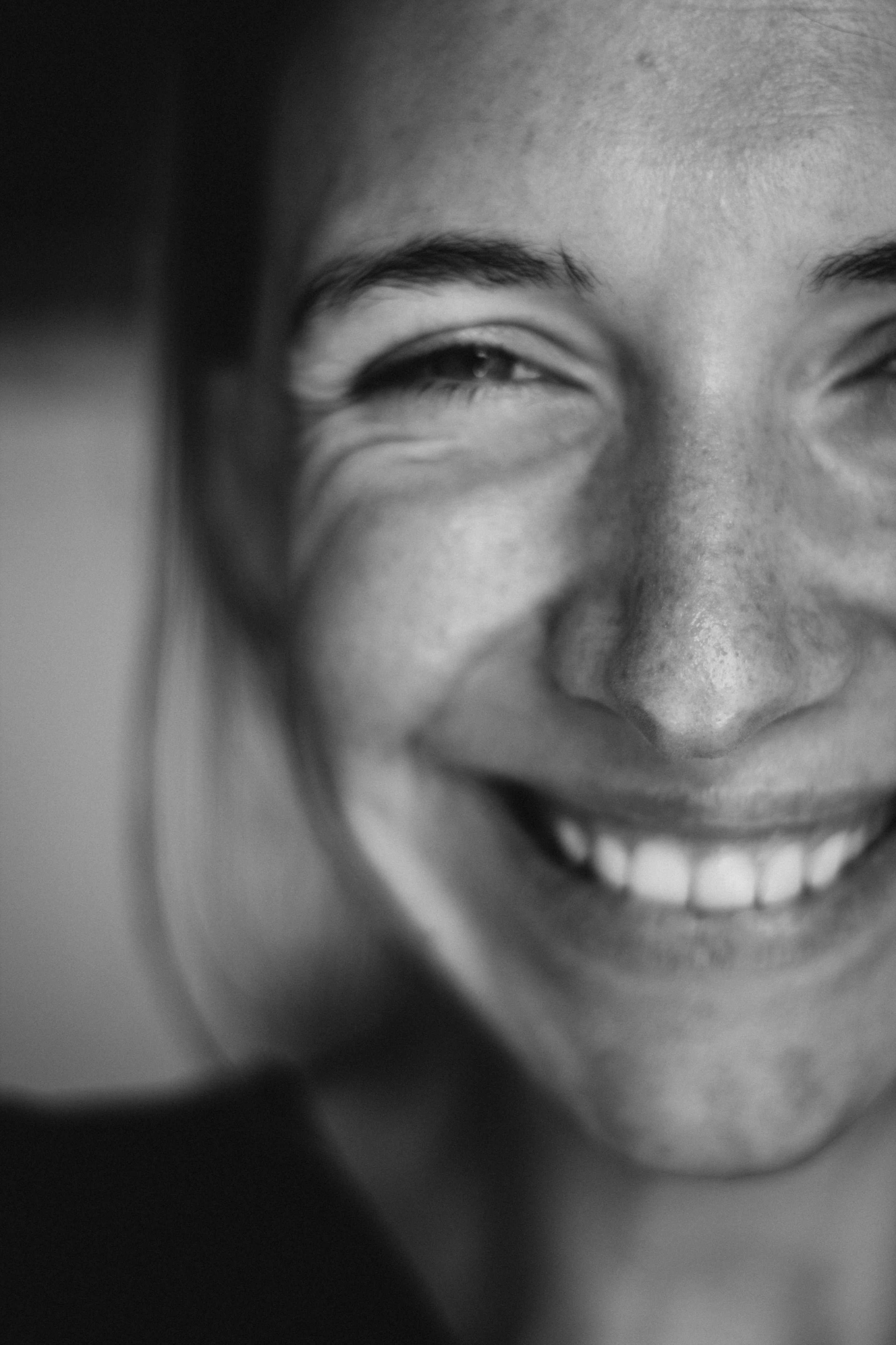 Primer plano de una mujer sonriente | Fuente: Unsplash