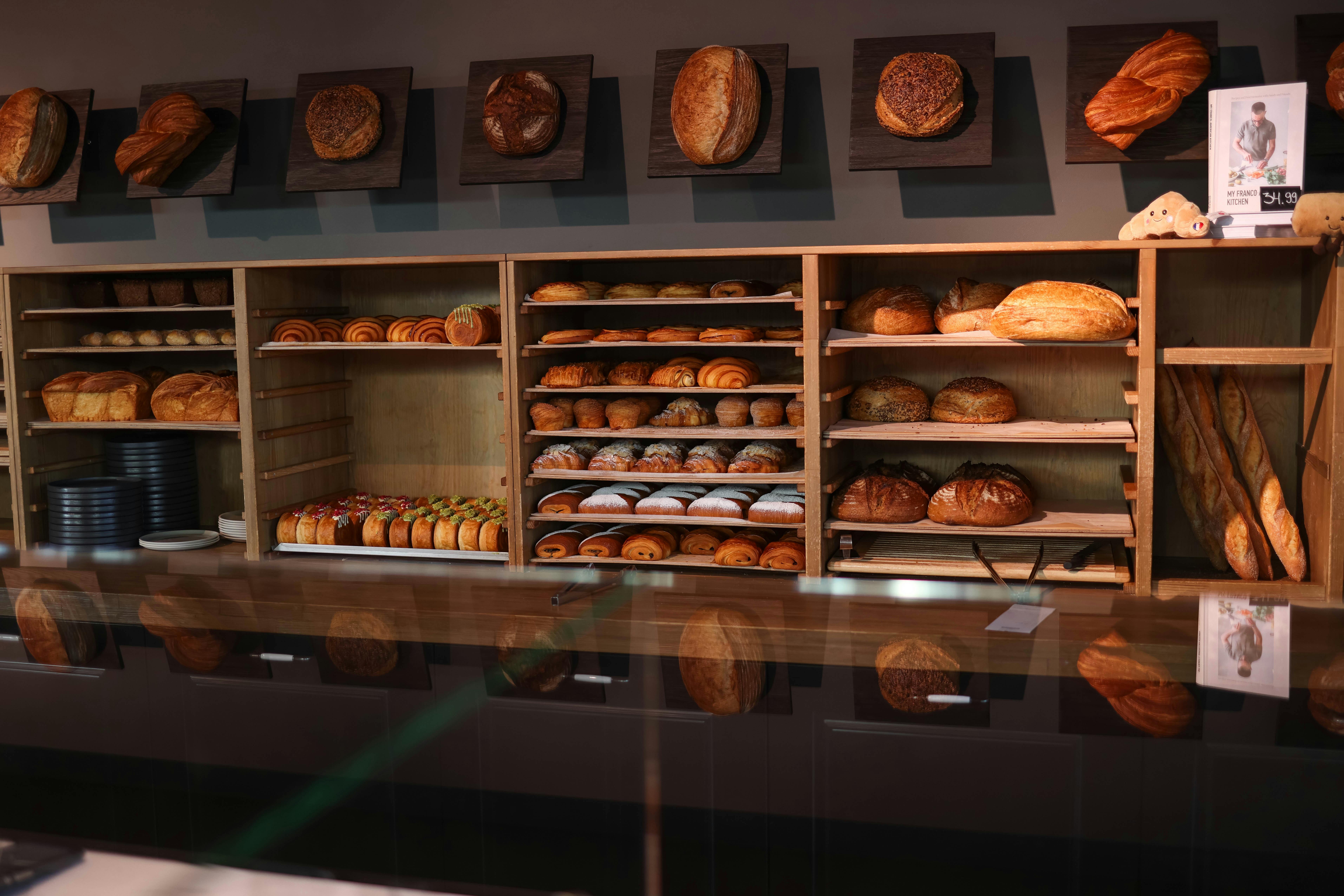 Un mostrador de panadería en una tienda de comestibles | Fuente: Pexels