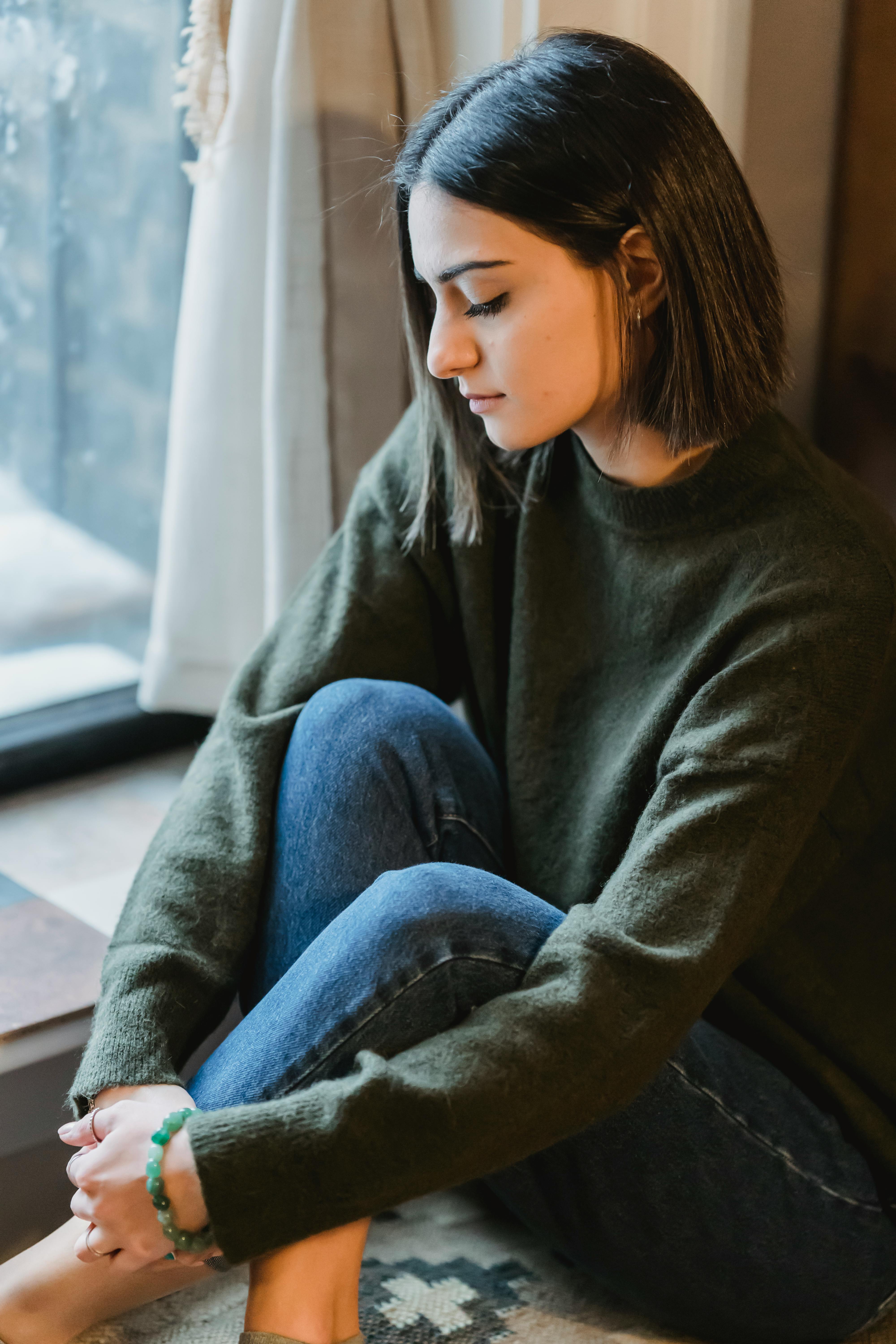 Una mujer triste sentada | Fuente: Pexels