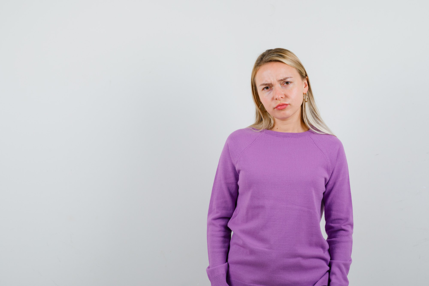 Una mujer perdida en sus pensamientos | Fuente: Freepik