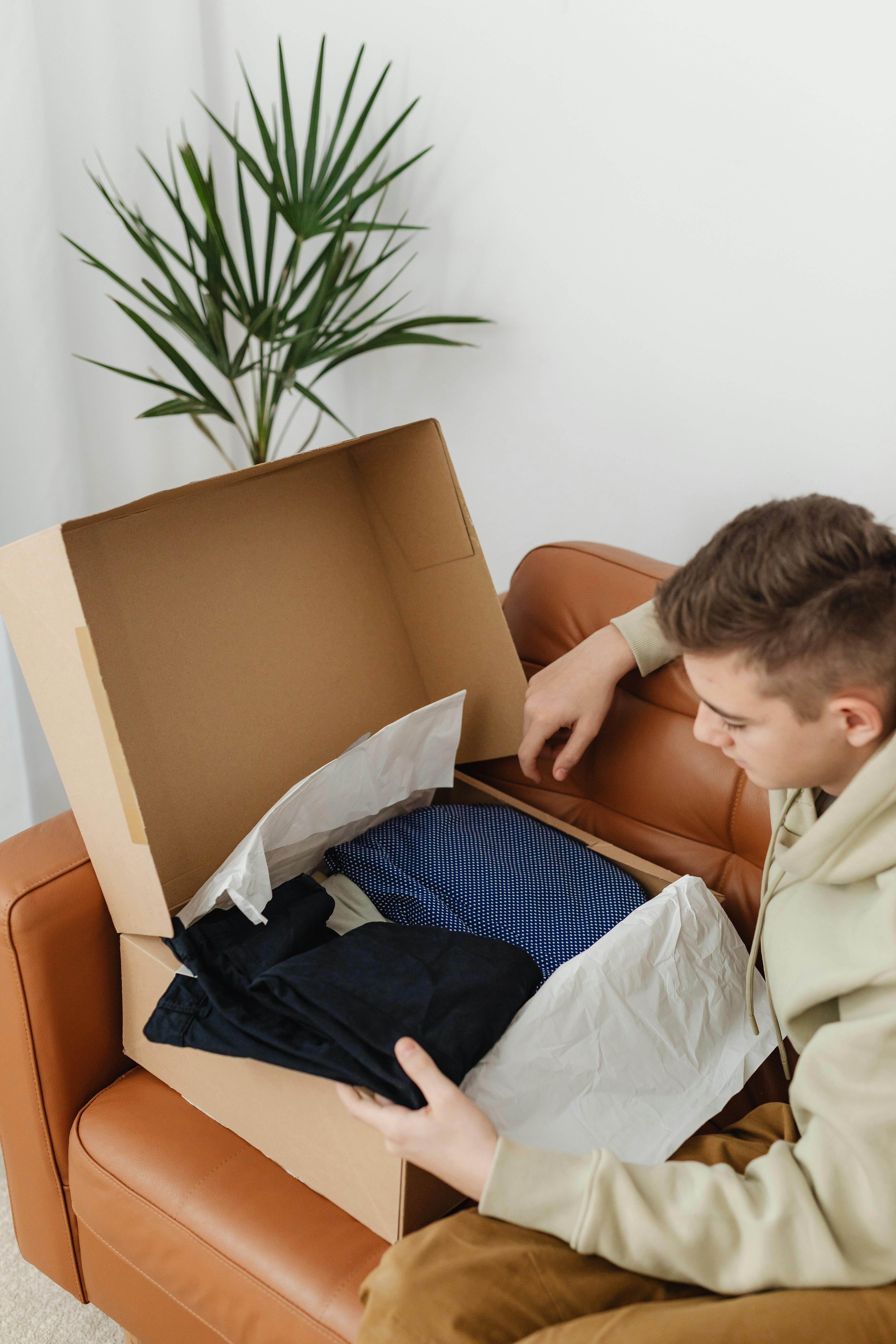 Un niño mirando ropa nueva | Fuente: Pexels
