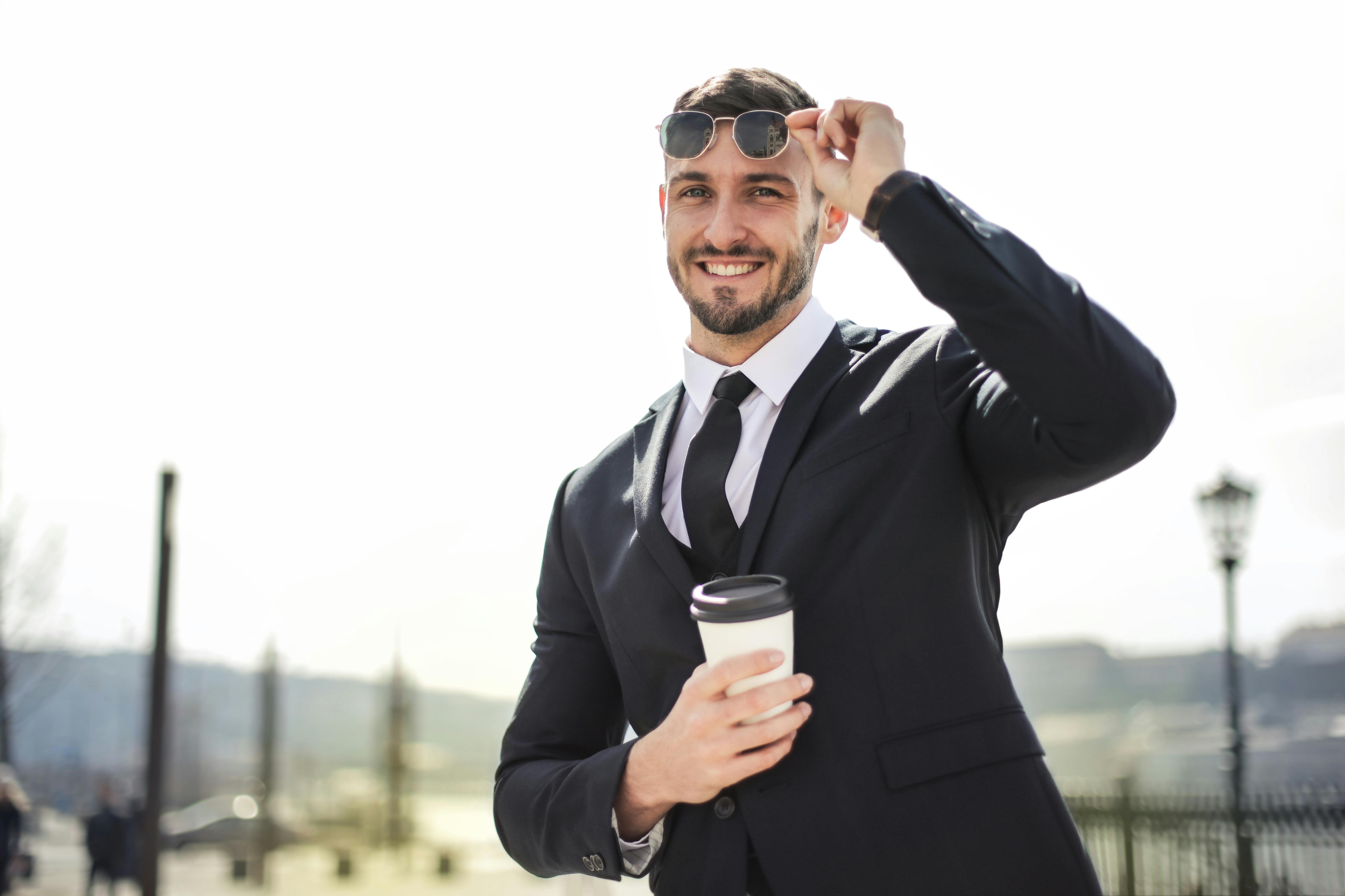 Un hombre feliz con traje | Fuente: Pexels