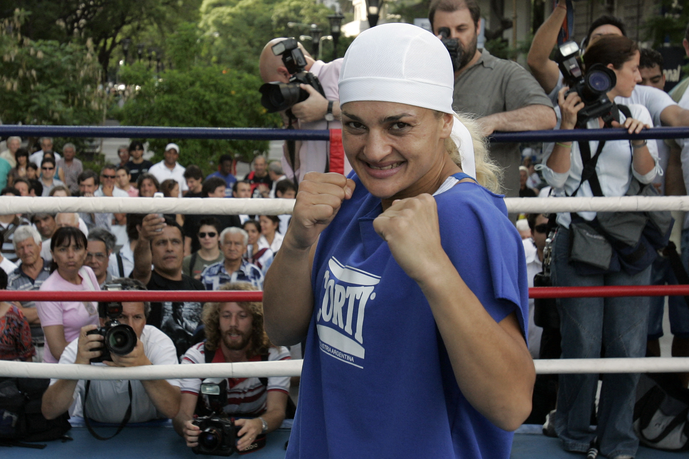 Alejandra "Locomotora" Oliveras posa antes de un combate de entrenamiento en un ring instalado junto a la avenida 9 de Julio en el centro de Buenos Aires el 19 de diciembre de 2006. | Fuente: Getty Images