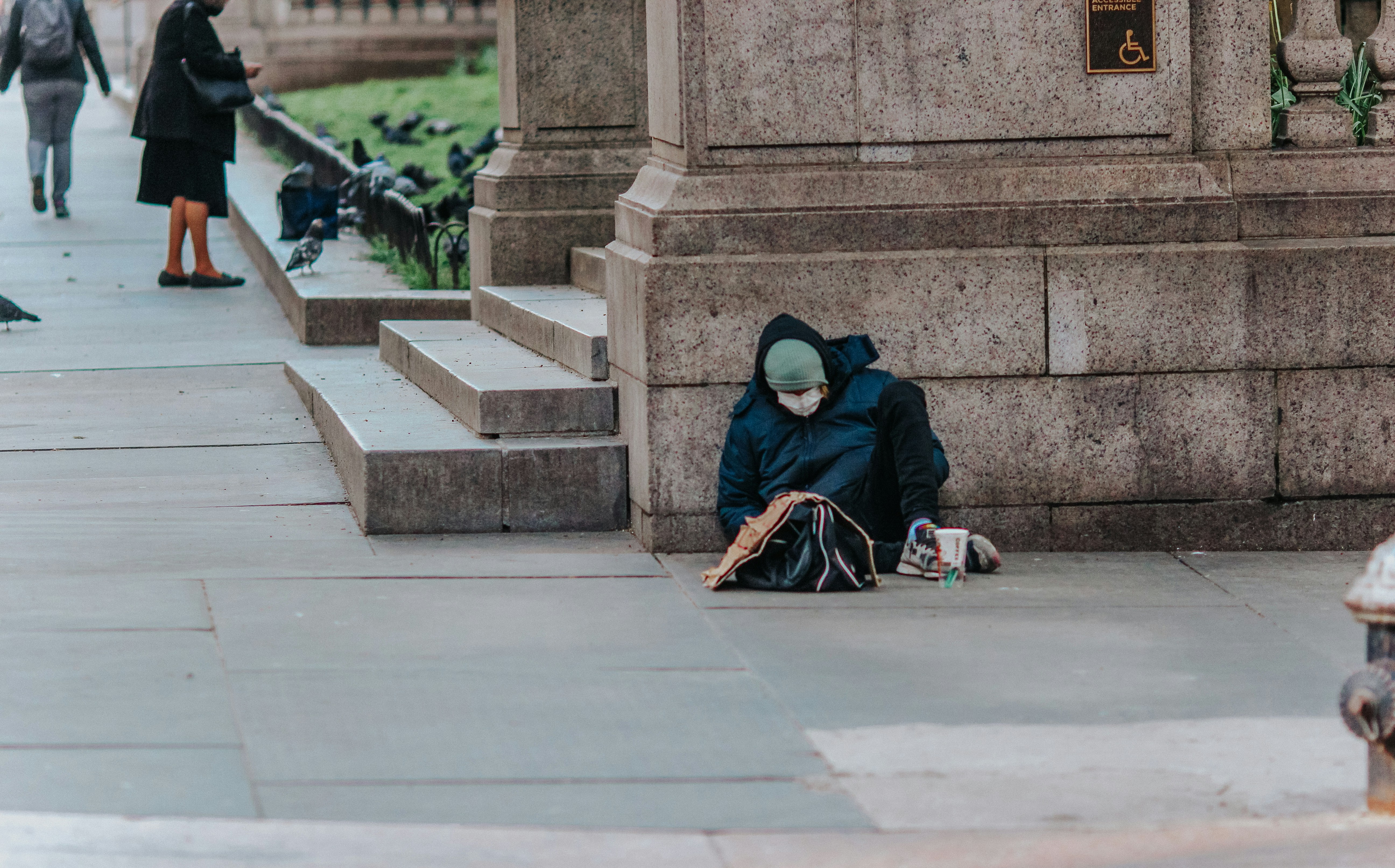 Una persona sin hogar en la calle | Fuente: Unsplash