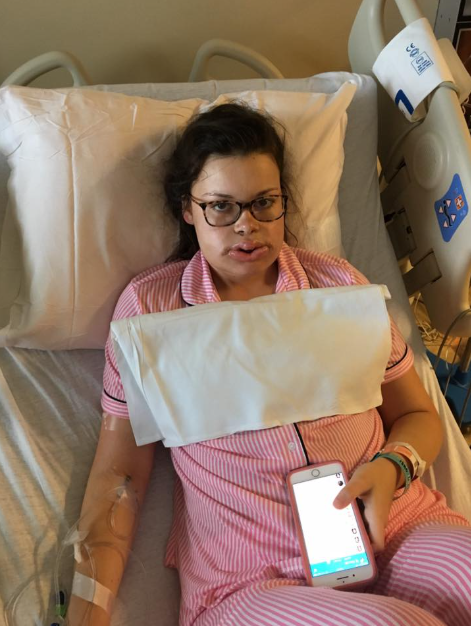 Katie Wolferding fotografiada en el hospital, en junio de 2019 | Fuente: Facebook/katiewolferding