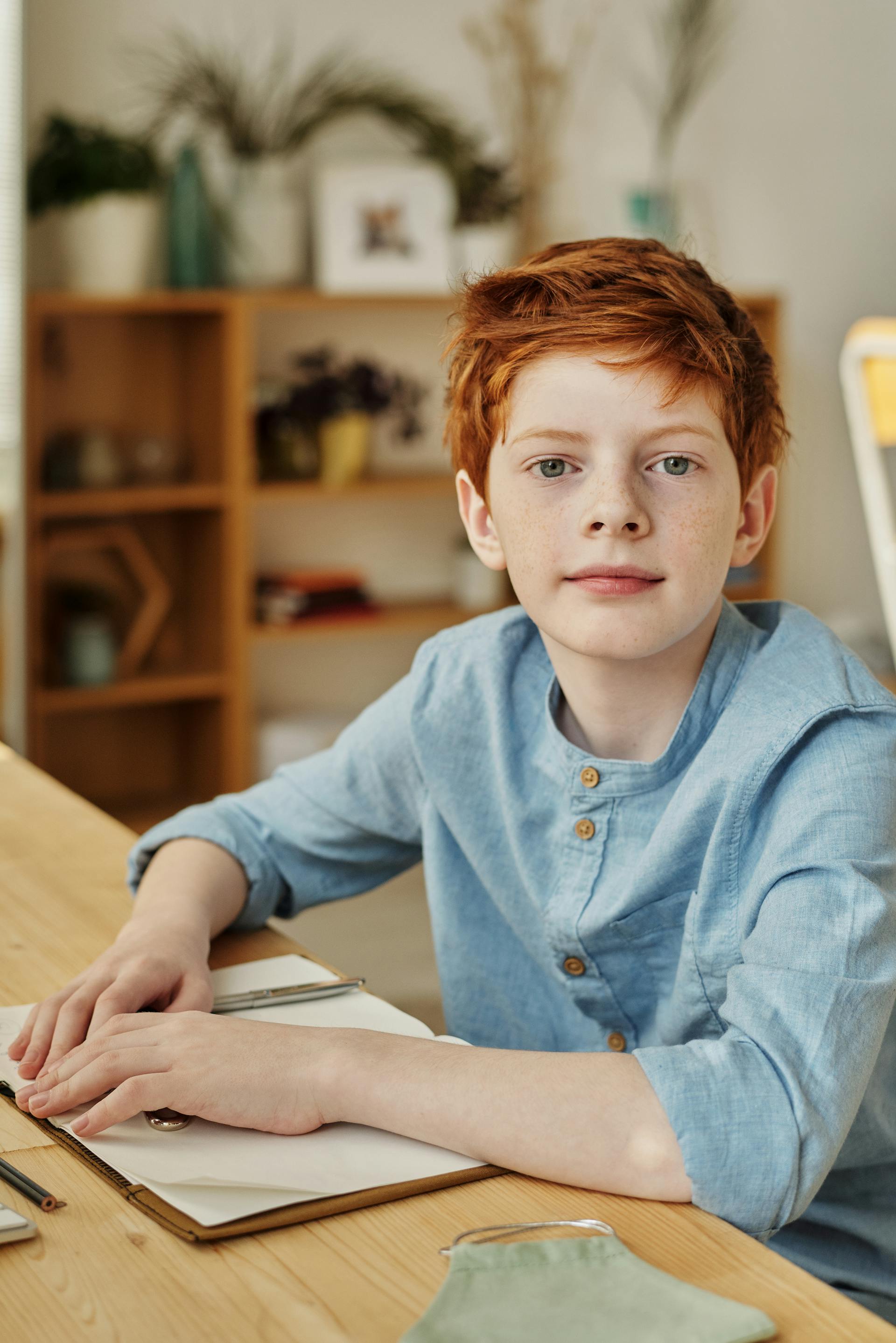 Un niño observando a alguien con incertidumbre | Fuente: Pexels