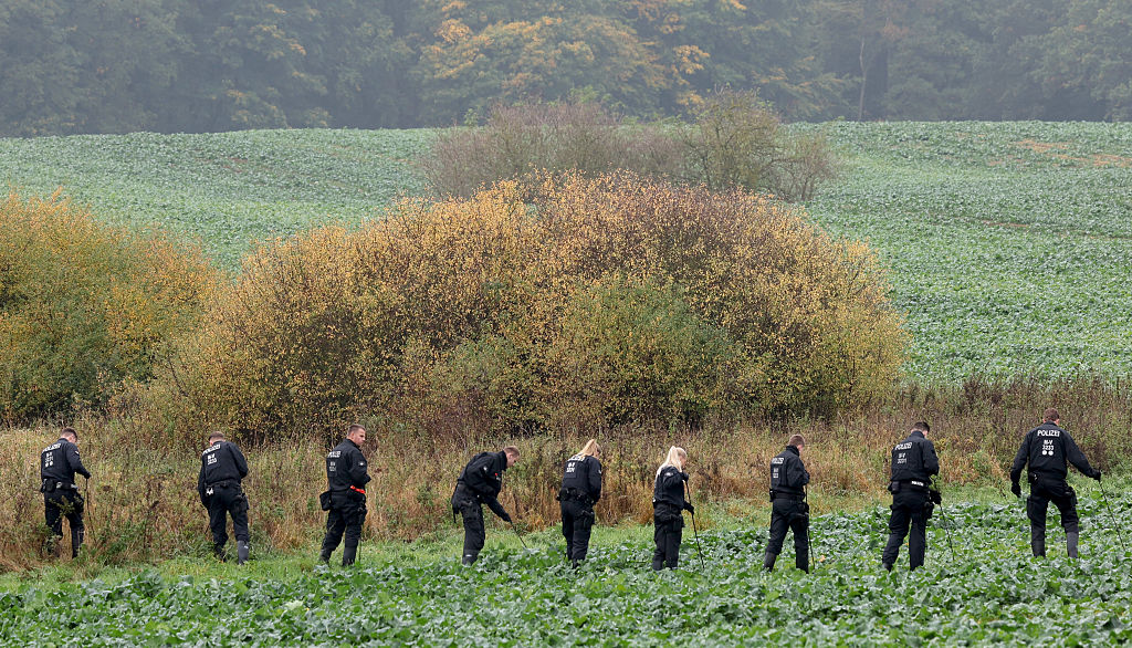 15 de octubre de 2025, Mecklemburgo-Pomerania Occidental, Klein Upahl: Agentes de policía peinan una amplia zona alrededor del lugar donde se encontró el cadáver de un niño el día anterior. Un examen médico forense debe aclarar si se trata de Fabian, desaparecido desde el viernes. | Fuente: Getty Images