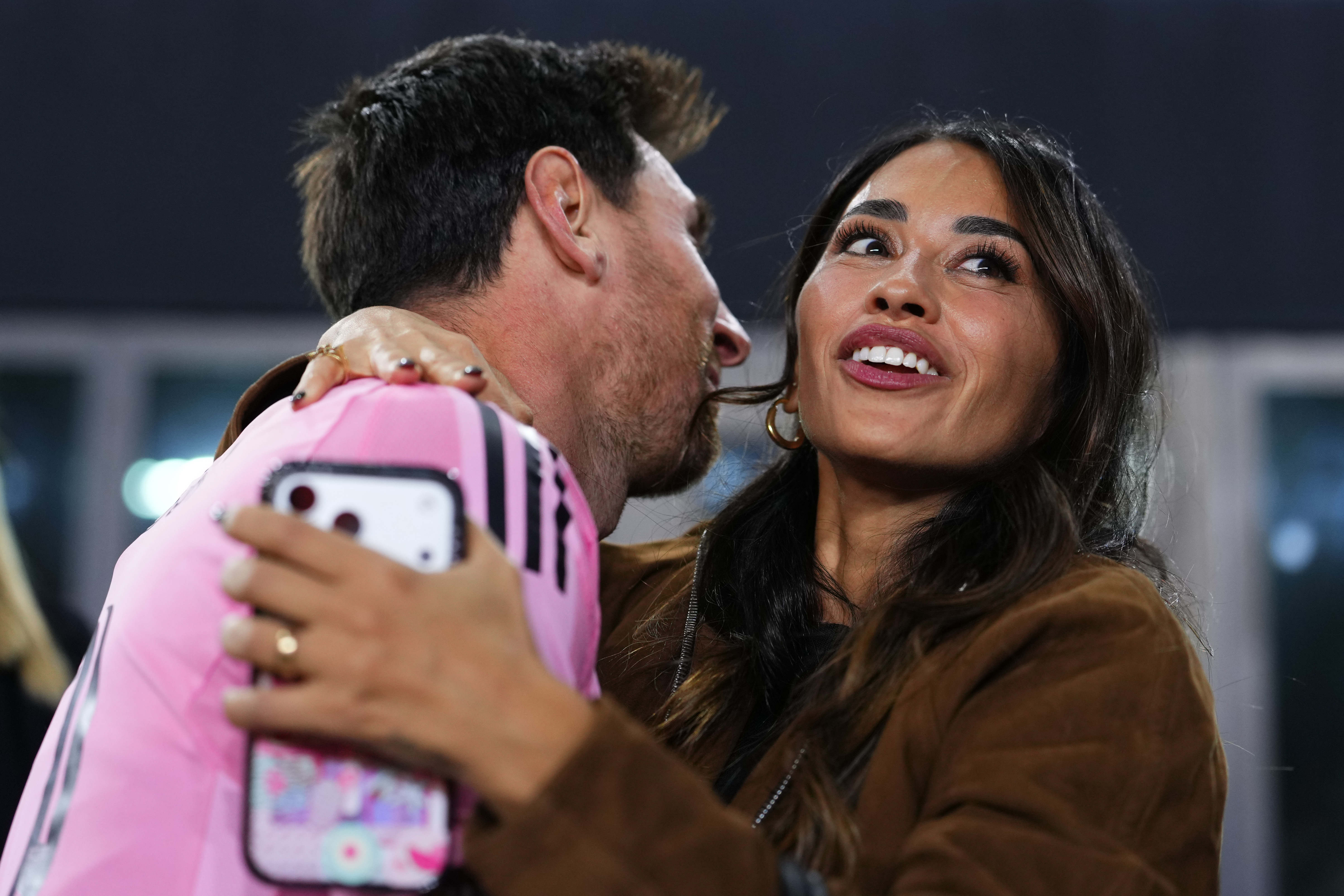 Lionel Messi recibe las felicitaciones de su esposa, Antonela Roccuzzo, tras ganar la final de la Conferencia Este de la Copa Audi MLS 2025 entre el Inter Miami CF y el New York City FC en el Chase Stadium el 29 de noviembre de 2025 en Fort Lauderdale, Florida. | Fuente: Getty Images