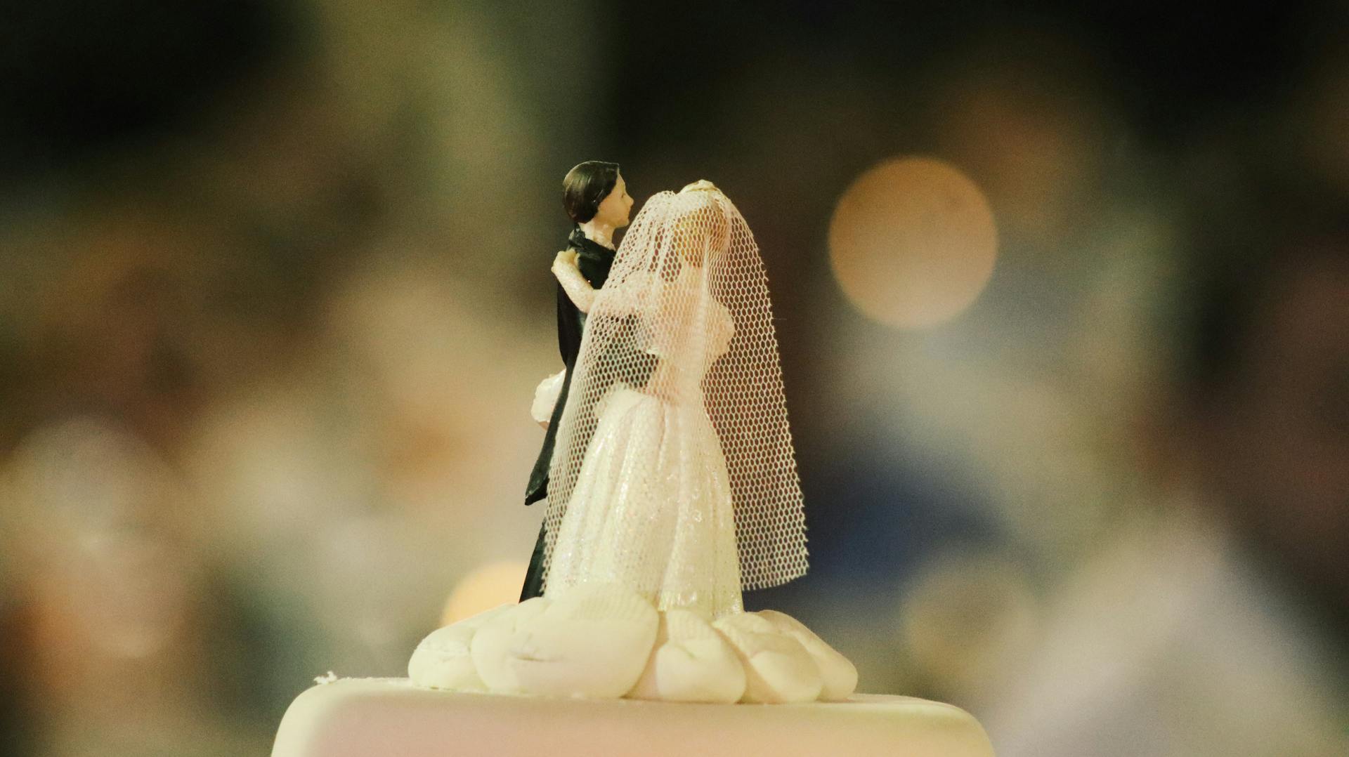 Pastel de novios en una tarta nupcial | Fuente: Pexels