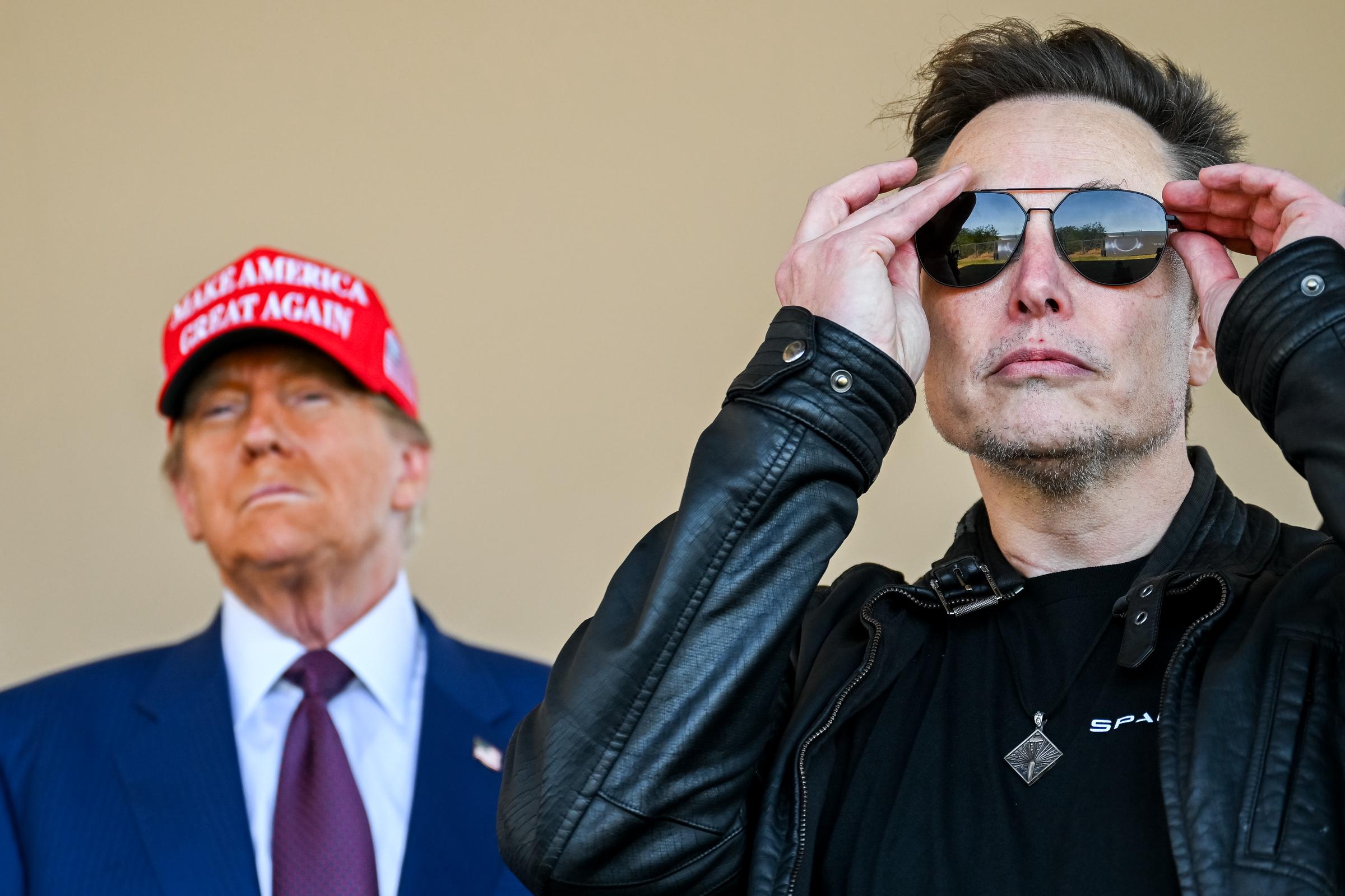 Donald Trump y Elon Musk observan el lanzamiento del sexto vuelo de prueba del cohete SpaceX Starship el 19 de noviembre de 2024, en Brownsville, Texas. | Fuente: Getty Images